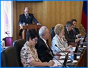 ></p><p class=c_tn>Период становления у городских и сельских поселений губернии проходит с большими трудностями. Эта тема стала главной на сегодняшнем заседании областного правительства. Больше всего процесс тормозят финансовые проблемы, а также процесс передачи имущества. Прозвучало мнение, что нужно пересмотреть существующую систему денежной подпитки поселений, а часть их предложили и вовсе укрупнить. Поселения с момента основания преследуют трудности. Если сначала остро стояли вопросы организационно-кадровые, то теперь одолели имущественные и денежные проблемы. Недостаток финансового обеспечения сейчас особенно ощутим. Одной из причин дефицита стал переход поселений со сметного финансирования на собственные бюджеты. «По факту бюджеты сельских поселений на 2007 год оказались почти в 2 раза меньше смет 2006 года. Большинству сельских поселений на решение переданных вопросов денег хватит на 4-6 месяцев. По предварительным оценкам, для сбалансирования бюджетов поселений по году минимально необходимо 150-160 млн. рублей», - сообщил депутат областной думы Дмитрий Ключарёв.</p><p class=c_tn>Много вопросов возникает к распределению дотаций из областного бюджета. Сегодня все поселения получают по 801 рублю на каждого жителя. По словам глав, финансисты не делают поправки на собственные доходы вновь созданных муниципий. В поселениях, где есть предприятия, бюджеты еще куда ни шло, а вот что делать тем, у кого налоговой базы по сути нет. Члены правительства признали, что в такой ситуации необходимо пересмотреть порядок распределения средств. Кроме того, не мешало бы объединить мелкие поселения. Еще одна проблема - имущественный передел. На местах никак не решится вопрос, в чьем ведомстве должны быть библиотеки, клубы, а самое главное - система ЖКХ. Дележ имущества жилищно-коммунального хозяйства просто невозможен - по вполне понятным причинам. «Это огромные кредиторские задолженности предприятий этой сферы. Общий долг на сегодня более 2 млрд. рублей. Неудовлетворительная структура баланса. Более 70% МУПов отвечает признакам банкротства. Любая попытка вывода активов предприятий может быть расценена соответствующими органами, как умышленное банкротство», - заявил начальник областного департамента по работе с муниципальными образованиями Александр Климов. Есть сильное отставание также в нормативно-правовой базе, хромает информационное обеспечение поселений. Чтобы решить последнюю проблему, департаменту по работе с муниципалитетами было предложено создать свой сайт, где бы оперативно выкладывались все изменения в законодательстве. Тем, кому интернет-технологии еще недоступны, губернатор Михаил Мень предложил внимательно следить за государственной прессой.</p><p class=c_tn></p><p class=c_tn></p><p class=c_tn></p><p class=c_av>Олеся Чирко</p>
	
		<div class=