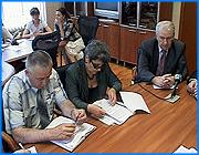 ></p><p class=c_tn>Работа руководства областной клинической больницы и предприятия «Ивхимпром» в части экологической и промышленной безопасности неудовлетворительна. Такую оценку дали специалисты областного управления Ростехнадзора. Сегодня представители организаций - нарушителей были приглашены на технический совет. В арсенале руководства областной больницы - масса нарушений, начиная от состояния электроустановок до содержания производственных объектов. Разбиты двери лифтов, шахты не освещены, тросы перекошены. Не меньше проблем с соблюдением экологического законодательства. По словам специалистов Ростехнадзора, в обычные контейнеры складируются без необходимой дизинфекции медицинские отходы. «Не обеззараженные перевязочные материалы лежат в контейнерах, точно так же в общем-то сжигаются у всех корпусов. Хотя клиническая больница в обязательном порядке уже должна понимать то, что недостаточное сжигание отходов вызывает выбросы в атмосферу канцерогенов, которые опасны для здоровья человека. Которые злокачественные опухоли. А в общем-то занимается лечением людей», - не без сожаления сообщила начальник отдела экологического надзора областного управления Ростехнадзора Галина Гавриченко. По словам руководства больницы, борьба за сохранение экологии ведется в учреждении очень жестко. И якобы сжигание мусора уже прекращено. «Работу почти каждый день провожу. Исключил. Ну, у нас были работники, особенно низшего звена, которые действительно наверное баловались эти вопросом. Легче там ему спичку бросить и все. Это прекращено», - прокомментировал ситуацию директор областной клинической больницы Константин Зубков. </p><p class=c_tn>Еще один нарушитель – «Ивхимпром». По словам специалистов надзорного органа, на предприятии были обнаружены десятки недоработок, за которые акционерное общество уже было оштрафовано на 40 000 рублей. По словам генерального директора «Ивхимпрома» Николая Березина, проблемы накапливались на предприятии годами. Он возглавил производство около двух лет назад. А потому многого, по его словам, сделать еще не успел. Да, мы знаем, что мы сегодня, вообще говоря, работаем разорительно. Мы сбрасываем конденсат в речку - это вообще непозволительно для нормального предприятия. Но так идет уже со времен советских. То есть 60 000 тонн примерно конденсата ежегодно сбрасывается в реку Уводь», - сообщил генеральный директор ОАО «Ивхимпром» Николай Березин. По словам Николая Березина, руководство предприятия сейчас работает над тем, чтобы снизить объемы выбросов, а позже установить очистные сооружения. Но на это нужны деньги и время. Необходимы эти условия и для устранения многих других нарушений. Между тем, уже в июле Ростехнадзор планирует провести на предприятии очередную проверку. И в случае невыполнения предписаний, материалы будут направлены в суд и природоохранную прокуратуру. </p><p class=c_tn></p><p class=c_tn></p><p class=c_tn></p><p class=c_av>Олеся Чирко</p>
	
		<div class=