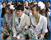 ></p><p class=c_tn>Руководство города вопреки традициям решило посетить учебные заведения на окраине. Мэр Александр Фомин поздравил с последним звонком учеников ивановской школы № 65, расположенной в микрорайоне Сортировка. Парадная форма и много цветов. Грусть в глазах 11-классников. Поздравления преподавателей и родителей, напутственные слова первоклашек. Сценарий прощания с «alma mater» в ивановской школе № 65 кажется вполне традиционным. Но для самих выпускников последний звонок уникальное событие, на котором они - главные участники. Присутствие главы города Александра Фомина, которого большинство учеников окраинной школы впервые видят вживую, добавляет обстановке значимости. А подарки от мэрии - фотоальбомы с видами г. Иваново - сделает событие еще более запоминающимся. Для руководства города вручение презентов - знак уважения к ученикам и педагогам школы. «Мы все наши школы любим, все знаем и также любим и уважаем школы, расположенные как на окраине, так и в центре. Поэтому в центральной части школы не обижены вниманием, а сюда мы решили приехать, потому что прекрасный микроклимат в школе», - заметил глава г. Иваново А. Фомин. </p><p class=c_tn>Подарки мэрии для выпускников имеют особый смысл. В этой окраинной школе углубленно изучается краеведение. В прошлом году ученики заняли второе место на всероссийских краеведческих чтениях. Выпускники уверяют, что не только краеведение, но и другие предметы преподаются в школе на высоком уровне. В учебном заведении дают достаточно знаний, чтобы без репетиторов поступить в ВУЗ. «Было очень хорошо разъяснено, как и что сдавать, какие правила ЕГЭ нового. Был хорошо дан материал, достаточно полно дана программа, индивидуальный подход имели учителя к ученикам», - описала положительные стороны преподавания выпускница школы № 65 Надежда Петрова. Среди выпускников этого года - 2 серебряных медалиста. Сами учителя на последнем звонке признались, что количество медалей для них не критерий обучения. Самое главное для них - воспитание школьников, большинство из которых живут в так называемых трудных семьях. Так что аттестаты зрелости, которые получат нынешние выпускники через месяц, не столько показатель успеваемости, сколько путевки в жизнь, где, возможно, не будет добрых преподавателей. </p><p class=c_tn></p><p class=c_tn></p><p class=c_tn></p><p class=c_av>Мария Покровская</p>
	
		<div class=