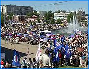 ></p><p class=c_tn>В минувшую субботу ивановцы отметили день города. На праздник собрались десятки тысяч горожан и гости из соседних регионов, а также из зарубежья. Торжество развернулось на всех площадях и в парках Иванова. Яркими моментами дня города стали праздничное шествие, концерт российских звезд эстрады и, конечно, салют. День города обещает быть ярким и насыщеным. Программа расчиатна до позднего вечера. Сейчас торжества развернулись во всех скверах и парках областного центра. Основными площадками стали бульвар Кокуй и площадь Пушкина. Отметить 136-й день рождения Иванова приехали более сорока делегаций. Среди них гости из Израиля, Украины, Польши. День города открыли представители исполнительной и законодательной ветвей власти, а также руководство города - именинника. Выступавшие отметили, как преобразилось Иваново. За успехи на ниве благоустройства мэр даже получил благодарность от губернатора. По словам Александра Фомина, день города - это не только праздник, но и время подвести некоторые итоги. «Чтобы выходить и поздравлять людей, надо иметь определенное моральное право на это. То есть годом, прошедшим от предыдущего дня города, мы должны были горожанам показать, что мы делаем для города что-то лучшее, чем делалось раньше. И нам кажется, что нам это немножечко удается», - заявил  глава г. Иваново Александр Фомин. </p><p class=c_tn>Город мастеров в очередной раз показал, что среди ивановцев много умельцев. Здесь и картины, и лаковая миниатюра, и береста. Олег Крумгант занимается резьбой по дереву больше 15 лет. В творческой копилке мастера - иконы, гербы и забавные фигурки, которых Олег называет гномиками. «Дело в том, что я не художник, я не знаю анатомию. И поэтому гномик. Если у меня спросят, почему гномик у тебя так сделан неправильно, я скажу - а где вы видели живого гномика или живого дракона. Никто не видел, поэтому я как бы его не сделал - это будет мое. Я его так представляю», - пояснил резчик по дереву Олег Крумгант.</p><p class=c_tn>Около полудня от площади Ленина двинулось праздничное шествие. В нем приняли участие более 3 000 человек: творческие коллективы, спортивные школы и ВУЗы Иванова. К колонне охотно присоединялись рядовые горожане. «Я с рождения в Иванове. И поэтому это мой и дом, и моя родина, и всё здесь мое. Здесь я выросла, здесь училась, закончила школу. Здесь растут мои дети, внуки. Всё. Этот город для меня всё», - призналась Раиса Сафарова. В это время на бульваре Кокуй ивановцы наблюдали за демонстрацией красоты и здоровья. Показательные выступления дали воспитанники спортивных школ. В небо над ними взмыли самолеты. Спортсмены из авиаклубы разыграли сцену атаки и поражения врага. Ярким продолжением праздника стал концерт популярных российских исполнителей. Первой на сцену вышла Виктория Дайнеко. Она спела популярные хиты и новые песни. В это время на бульваре показалась группа «Корни». Из-за настойчивости поклонников автобус не смог подъехать к сцене. Пришлось артистов подвозить на милицейской машине. «Нам очень нравится. О, салют. Вы знаете, нас очень неплохо встретили. У вас очень теплая публика. Отличная погода. И здесь все девчонки улыбаются, девчонки прекрасные все - невесты. Была бы наша воля, а может быть женимся», - заметили участники группы «Корни». После концерта небо раскрасилось ярким фейерверком. </p><p class=c_av>Олеся Чирко</p>
	
		<div class=