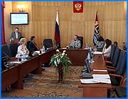 ></p><p class=c_tn>Уровень подготовки служащих в районах зачастую ограничивается использованием компьютера в качестве печатной машинки. Такую оценку дал начальник областного департамента по работе с муниципалитетами Александр Климов. Сегодня на заседании правительства обсудили программу информатизации губернии на ближайшие три года. Примечательно, что несколько лет назад была принята аналогичная программа, но видимых результатов ее работы пока не заметно. Чем дальше от областного центра, тем ниже уровень информатизации. На селе вообще мало кто имеет выход во всемирную сеть. Местные власти по старинке обмениваются информацией на бумажных носителях или присылают факсы. Всё это отметил в своем докладе начальник областного департамента по работе с муниципалитетами Александр Климов. Если электронная почта все же есть в администрациях, то работать с ней могут единицы. Они и обслуживают все отделы. О единой для всего региона информационной сети и банке данных речи вообще не идет. «Уровень подготовки кадров муниципальных образований соответствует использованию в практической работе стандартного пакета Майкрософт, позволяющих использовать персональный компьютер в режиме машинки и записной книжки. Отсутствуют подготовленные специалисты и системный администратор», - заметил Александр Климов. </p><p class=c_tn>На заседании предположили, что кадровый вопрос можно будет решить. Например, на первых порах администрировать компьютерные системы муниципий из Иванова. А после специально готовить профессиональные кадры на базе Энергоуниверситета. Планируется, что в ближайшие 3 года на информатизацию губернии будет потрачено более 30 млн. рублей. Такие суммы предусматривает областная целевая программа. Начальник департамента экономического развития и торговли Владимир Соков постарался описать все ее плюсы. Однако доклад встретил резкую критику со стороны заместителя председателя областной думы Елены Пожигайло. По ее словам, в программе не указаны ни сроки выполнения, ни исполнители. Эффективность использования средств проверить невозможно. Деньги можно тратить практически бесконтрольно. Примечательно, что несколько лет назад в регионе была принята аналогичная программа по информатизации. Однако какие она принесла результаты - не понятно. «Полагаю, что разработчикам, главным исполнителям программы необходимо подготовиться к тому, чтобы отчитаться по программе, которая уже действовала на территории области. Провести анализ выполненных и невыполненных мероприятий, произведенных расходов. Потому что программой предусматривалось на 2004-2007 гг. почти 42 млн. рублей», - заявила зам. председателя областной думы Елена Пожигайло. Губернатор рекомендовал Владимиру Сокову прислушаться к замечаниям. Особый акцент сделал на мерах по защите информации. По словам Михаила Меня, недавно область проверяла соответствующая федеральная комиссия. И оказалось, что в части информационной безопасности у нас не все в порядке. </p><p class=c_av>Олеся Чирко</p>
	
		<div class=