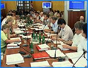></p><p class=c_tn>Соответствующий закон сегодня приняли депутаты областной думы. Согласно документу, свою деятельность должны будут прекратить все игровые заведения: от залов с автоматами до казино. Грядут изменения и в сфере розничной торговли. С инициативой наложить запрет на игорный бизнес вышло правительство области. Соответствующую поправку в законопроект внес губернатор Михаил Мень. Документ вызвал среди депутатов бурное обсуждение. Звучали мнения о том, что игровой бизнес все равно не умрет. «Запретить автоматы прежде всего. То, что касается, действительно, развращения детей, которые играют в это бессознательно. А с точки зрения богатых людей, которые ходят в казино, это все уйдет в подпольные абсолютно заведения, где будет фейс-контроль, где будут карты по которым можно будет войти и так далее», - заявил депутат областной думы Андрей Мельников. С тем, что игровики могут уйти в подполье, многие депутаты согласились. Но в таком случае, по словам вице-спикера думы Валерия Васильева, вопросом займутся соответствующие структуры. </p><p class=c_tn>Некоторые парламентарии говорили также о том, что закрытие игровых залов и казино приведет к недополучению региональным бюджетом десятков миллионов рублей налоговых поступлений. «Безусловно некоторые потери бюджета будут. Действительно, сегодня на эту тему была дискуссия. Но мы потеряли уже на первом этапе. Поэтому, закрывая игорный бизнес, как таковой на территории Ивановской области, бюджет уже, скажем так, теряет незначительные средства», - заметил 1-й зам. председателя областной думы Валерий Васильев. Полемику вызвал и закон о розничных рынках области. Он предполагает, что торговые площади необходимо изолировать ограждениями, все лотки пронумеровать и отразить на схеме. На рынке, где торгуют сельхозпродукцией, не менее 50 % мест должны быть предоставлены товаропроизводителям. Между тем, в документе не прописаны меры наказания за неисполнение закона. Кроме того, с его разработкой, по мнению парламентариев, исполнительная власть губернии затянула. Тем временем сроки, обозначенные федеральным законодательством, уже поджимают. «Мы вынуждены принять данный законопроект в 2 чтениях. К сожалению, большинство статей в нем являются декларативными, поэтому вместе с принятием закона, мы в постановлении записали, что создаем рабочую группу. И будем работать дальше над этим законом, совершенствовать его. И, естественно как бы не забудем о тех пожилых людях, которые торгуют. И как бы не лишать их этого права», - прокомментировала некоторые особенности принятого законопроекта зам. председателя областной думы Елена Пожигайло. Финальным аккордом заседания стало принятие решения о создании при думе комиссии по противодействию коррупции. В нее войдут депутаты, члены правительства и представители силовых структур. Парламентарии уверены, что такой надзорный орган быть просто обязан. </p><p class=c_tn></p><p class=c_tn></p><p class=c_tn></p><p class=c_tn></p><p class=c_tn></p><p class=c_tn></p><p class=c_tn></p><p class=c_av>Олеся Чирко</p>
	
		<div class=