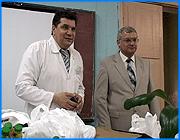 ></p><p class=c_tn>Глава администрации Александр Фомин пожелал малышам скорейшего выздоровления и подкрепил свои слова вкусными подарками. На постоянном лечении в детской больнице № 1 находится около 200 человек. Те, кто постарше - одни, малыши - с мамами. На время летнего ремонта сюда перевезут детей из НИИ материнства и детства. Чтобы поздравить маленьких пациентов, глава города нашел несколько минут в плотном графике праздничных мероприятий. Кроме соков и фруктов Александр Фомин привез с собой багаж теплых слов для малышей, и, конечно, наказ поправляться. Именно об этом мечтают сегодня маленькие пациенты. Во время вручения подарков родители с трудом могут удержать на руках малышей. Некоторые непоседы устраиваются прямо на сцене и оттуда взирают на происходящее. Родители признаются, что секрета воспитания у них нет, но сделать детство ребенка безоблачным поможет одно. «Наука педагогика бессильна. И я тоже бессильна. Каждый раз это что-то разное, но самое главное - это любовь. Любовь - самое главное, если есть любовь, то она найдет ответ на любой вопрос», - призналась Алёна Короленко. </p><p class=c_tn>У Александра Фомина свой рецепт счастливого детства. Многое, по словам мэра, зависит от той атмосферы, в которой растут дети. Например, вспоминая свои детские годы, он не может выделить какой-то эпизод - все было слишком ярким. «Много сейчас разных версий про такую страну, как Советский Союз, то что в ней детей любили - однозначно, и делали все для них, наверно, даже самые ярые критики не будут спорить с этим. И тогда для детей делалось очень много. Поэтому, впечатлений можно вспоминать много», - сообщил А. Фомин. Витаминный заряд сегодня получили более 170 детей. Глава города сказал, что если о малышах заботиться всем вместе, то больные дети пойдут на поправку, а здоровые не будут болеть. </p><p class=c_av>Наталья Мозилова</p>
	
		<div class=