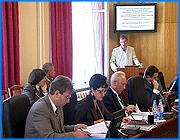 ></p><p class=c_tn>Об этом сообщили чиновники департамента экономического развития и торговли на заседании областного правительства. По их словам, сокращение рынков приведет к более цивилизованным формам торговли. Однако областные депутаты высказали мнение, что этот шаг может иметь и негативные последствия.    </p><p class=c_tn>11 рынков предлагают оставить в Иванове, 9 - в Кинешме, Шуе, Тейкове, Вичуге, остальные 11 - в других муниципальных образованиях области. Торговать разрешат только по устному или письменному договору с управляющими компаниями. В некоторых городах и районах области исчезнувшие рынки заменят сезонными ярмарками. Региональные чиновники вслед за федералами уверены, что подобные рыночные преобразования приведут к более цивилизованной и легализованной розничной торговле. «Он нацеливает на постепенное преобразование рынков в современные форматы уличной торговли и дальнейшее развитие сельхоз и сельско-кооперативных рынков. Поэтому на сельхозрынках будет применена упрощенная форма договора», - сообщил начальник областного департамента экономического развития и торговли Владимир Соков</p><p class=c_tn>В рыночных реформах депутаты областной думы увидели подводные камни. Согласно федеральному закону, с 2010 г. все рынки должны располагаться в капитальных, а не временных зданиях и сооружениях. Для возмещения убытков от рыночной реконструкции управляющие компании, скорее всего, повысят стоимость аренды на торговые площади. А это значит, что цена товаров на рынке возрастет, покупателей и доходов от продажи станет меньше. Депутаты так же пришли к выводу, что рыночная реформа оставит за бортом некоторые слои населения. «Статья 15 ФЗ предусматривает предоставление гражданам для предоставления на рынке документов, подтверждающих им ведение садоводства, огородничества или животноводства. Эти требования закрывают доступ на рынках бабушкам, которые торговали продуктами, там, цветами, редисками и прочими вещами», - заметил зам. председателя Ивановской областной думы Евгений Нестеров. На замечания депутатов руководство области не обратило особого внимания. Губернатор Михаил Мень резюмировал, что закон федеральный подлежит не обсуждению, а выполнению. </p><p class=c_tn></p><p class=c_tn></p><p class=c_av>Мария Покровская</p>
	
		<div class=
