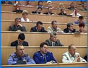 ></p><p class=c_tn>В социально-экономической сфере губернии по прежнему много проблем, главная из которых - недостаточно высокий уровень жизни населения. Об этом сегодня на 9 ежегодном съезде говорили депутаты представительных органов региона. </p><p class=c_tn>По мнению парламентариев, многие проблемы возникают из-за малой собираемости налогов, а также системы их распределения, при которой львиная доля денег уходит в федеральный бюджет. В губернии, по словам депутатов, за последние годы наметились позитивные сдвиги. Медицинские и образовательные учреждения оснащают современной техникой. Заметно подросли темпы жилищного строительства, есть подвижки в дорожном хозяйстве. Между тем остается и много нерешенных проблем. Одна из самых острых - низкий уровень жизни населения. Этой теме, по словам председателя областной думы Андрея Назарова, планируется посвятить депутатские слушания, куда хотят пригласить представителей налоговой службы, а также предпринимателей. Основной вопрос - почему так мизерны сборы и до каких пор зарплату будут платить в конвертах. «47% предприятий в области работают без прибыли, а то и убыточные. Там люди чем занимаются? Альтруизмом непонятным или чем? Хотя смотришь, вроде выглядят ничего, на чем ездят. В чужой карман нехорошо заглядывать. Но для этого заплати налоги и живи спокойно. Так, по-моему, в какой-то агитке звучало», - не без доли иронии заметил председатель областной думы Андрей Назаров. В ближайшее время планируется проработать вопрос повышения заработной платы бюджетникам, подготовить соответствующие предложения к исполнительной власти региона, а также представительным органам губернии и федерации. Много говорили на съезде о реформе местного самоуправления. Пока поселения в регионе только встают на ноги, но этот процесс не везде продвигается гладко. Проблемы в разграничении имущества и недостатке средств в местных бюджетах. «В райцентре у нас 4 учреждения культуры: дом культуры, центр творчества, музей, библиотечное объединение. Они стоят 12 млн. в год содержания. А в бюджете поселения на них отводилось только 3 млн. Это естественно привело бы к их закрытию. Поэтому проблема наполнения бюджетов поселений - это серьезная проблема», - сообщил глава Гаврилово-Посадсткого района Евгений Астафьев. </p><p class=c_tn>Участники съезда уверены: многие проблемы все же удастся решить. Главное, чтобы работа велась сообща на всех уровнях. Как выяснилось, депутаты местных представительных органов плотно работают с областным парламентом. Например, с подачи думы г. Иванова только в прошлом году было принято 6 законопроектов, касающихся, как областного центра, так и региона в целом. Сейчас депутаты готовят еще несколько документов. «Мы предполагаем определенные улучшения для г. Иванова выносить, чтобы было подушевое распределение на каждого жителя Иванова. Сейчас обсуждается сумма. Это будет 500 или 400 рублей. И поэтому мы полагаем, что в районе 200 млн. рублей город должен получить сумму на благоустройство, на улучшение городской инфраструктуры», - заявил председатель думы г. Иванова Вячеслав Сверчков. По итогам съезда депутаты решили плотнее подойти к решению обозначенных проблем. Были определены основные направления работы на местах, а также подготовлены предложения в Правительство России и Государственную думу.</p><p class=c_av>Олеся Чирко</p>
	
		<div class=
