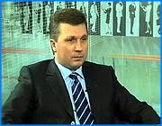 ></p><p class=c_tn>Интрига вокруг предстоящих выборов в Государственную думу, кураторства и других оргвопросов по линии партии «Единая Россия» похоже начала рассеиваться. Некоторые карты раскрыл сегодня на пресс-конференции лидер регионального отделения «медведей» Валерий Васильев. Фамилия депутата Государственной Думы Михаила Бабича теперь фигурирует в списках сразу двух областей. Кроме того, по словам Васильева, Бабич будет курировать выборы в регионе. Хотя это не совпадает с заявлениями, сделанными ранее 1-м заместителем председателя правительства области Олегом Вавиловым, который также был объявлен руководителем предвыборного штаба «ЕР» в Ивановской области. По его словам, о кураторстве выборного процесса Михаилом Бабичем ему ничего не известно.</p><p class=c_tn>Валерий Васильев рассказал, что на днях в Москве единороссы обсудили свою стратегию участия в предвыборной гонке. Там же была выдана схема штабов, которая предписывает кураторство регионов членами координационного совета. В нашей области блюсти процесс будет Михаил Бабич. Он же возглавит предвыборный штаб «Единой России» во Владимирской губернии и уже внесен в партийный список этого региона. Но значится Бабич и в списке Ивановской области. «О том, какое место он займет, мы сегодня не говорим, поскольку будет внутрипартийное голосование. Оно будет у нас проходить в течение месяца-полтора. И по итогам этого голосования, наверное, эти места у нас будут распределены. Сегодня я могу сказать, что 1-е место - это будет, конечно, Михаил Александрович Мень, 2-е у Яковлевой Татьяны Владимировны», - сообщил Васильев.</p><p class=c_tn>По словам Валерия Васильева, документов о том, что штаб «Единой России» в нашем регионе возглавит первый зам. председателя правительства Олег Вавилов, пока нет. Но есть решение бюро высшего совета. Как есть по этому назначению вопросы у лидера местных медведей. «Как бы нам, партии, ситуация абсолютно понятна, потому что мы с этой партией 5 лет. Олег Витальевич - человек новый и, наверное, у него будет масса вопросов. Но решение высшего руководства состоялось. И оно есть», -отметил Васильев. </p><p class=c_tn>Как бы отвлекаясь от острых моментов, Валерий Васильев сообщил, что из федерального центра в Иваново вскоре поступят деньги. По партийному проекту «Ветхое жилье» областной центр может получить от 100 до 150 миллионов рублей. </p><p class=c_av>Олеся Чирко</p>
	
		<div class=