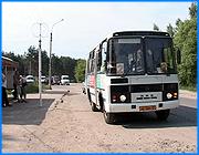 ></p><p class=c_tn>Сегодня утром по улицам областного центра курсировал необычный автобус. Чтобы доехать до места назначения, пассажиры вынуждены были прослушать лекцию по правилам пожарной безопасности. Зато проезд был совершенно бесплатным. Организовало акцию Всероссийское добровольное пожарное общество в честь своего 115-дня рождения. К автопробегу пожарные-добровольцы готовились тщательно. Всё-таки у организации день рождения. Договорились о помощи с курсантами ивановского пожарного института, арендовали на пару часов ПАЗик второго маршрута, пригласили прессу. Отъезд наметили на 9:00, но вовремя пожарные собраться не смогли. Только через 40 минут все подтянулись и дружно загрузились в автобус. Первая остановка и первая неудача. Первая потенциальная пассажирка Юля Волкова спокойно уехала на маршрутке. Видимо, курсант Руслан Устинов пропустил что-то важное, когда перед автопробегом его инструктировали сотрудники ВДПО. Хотя на Руслана возлагали большие надежды - он главный заводила в институте и постоянный участник команды КВН. «Ну курсанты это курсанты, я вам могу сказать, ну, а как бы ВДПО - это совсем другое, курсанты как бы в помощь ВДПО, вот, так что, их хоть и обучали, но вы видите, они такие молодые ещё, ненатренированные, с людьми надо работать», - пояснил инспектор отдела государственного пожарного надзора г. Иваново Максим Шорников.</p><p class=c_tn> Студентки долго не могли понять, почему они должны ехать на ПАЗике с пожарными. «Ой, долгими-долгими уговорами, наконец-то мы решили сесть и, ждали от поездки каких-нибудь приключений», - заметила Виктория Маловая. Конечно, никаких приключений она не дождалась. Единственный минус - опоздала к 10:00 на зачёт по экономике. К остановке «пл. Революции» в ПАЗике стало тесно. Пассажиров несказанно радовал бесплатный проезд. Бонусом к нему они прослушали и без того всем известные истины от работницы ВДПО, что нельзя курить в постели и разводить костры вблизи строений. Под впечатлением из духоты переполненного людьми ПАЗика вышла Ирина Тарханова. На пенсии она впервые узнала, что есть такая организация ВДПО. «115 лет ВДПО - это просто замечательно, я получила массу удовольствия от лекций, которые были в этом прекрасном автобусе», - призналась И. Тарханова. Поездка затянулась. Курсанты выходили на каждой остановке, чтобы подарить горожанам проспекты с правилами пожарной безопасности и напомнить, что ВДПО сегодня отмечает свой день рождения. Но этим вряд ли были сильно обрадованы пассажиры праздничного ПАЗика, которые спешили по своим будничным делам. </p><p class=c_tn></p><p class=c_tn></p><p class=c_tn></p><p class=c_av>Ксения Доринова</p>
	
		<div class=