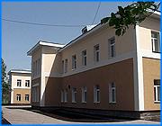 ></p><p class=c_tn>Так охарактеризовали поликлинику в ивановском местечке «Соснево» городское и областное руководство во время ее сегодняшнего торжественного открытия. Врачи начнут прием первых пациентов уже в будущий в понедельник. Сейчас здесь монтируется оборудование, поступившее по национальному проекту «Здоровье». Сосневская поликлиника, реконструкция которой началась в 2003 г., могла стать долгостроем. Не хватало средств, а ремонтные работы, которые вел подрядчик, нуждались в серьезной проверке. Во время открытия поликлиники мэр Александр Фомин рассказал, что он наблюдал здесь еще полтора года назад и почему тогда пришлось срочно менять подрядчика. «Проседали балки, потому что опор не было и трещали стекла. Стены качались вот так, аже стекла дрожали», - вспомнил первое своё впечатление А. Фомин.</p><p class=c_tn>Губернатор М. Мень увидел в сосневской поликлинике «Частичку национального проекта «Здоровье»». Он пояснил, что федералы помогли лечебному учреждению новым оборудованием, которое начнет монтироваться в ближайшее время. Губернатор остался доволен внешним видом лечебного учреждения и предложил, как он выразился, посмотреть начинку. Интерьер оказался на уровне. Внутри поликлиники все готово для приема пациентов в будущий понедельник. Отремонтирована комната, где разместится новый флюрограф, подарок регионального правительства и фонда медицинского страхования. А. Фомин во время круга почета по поликлинике пояснил, что это не просто евроремонт, а реконструкция с применением новых технологий. «По утеплению здания. Это мы видим только снаружи, а это специальный утеплитель. Это из энергосберегающих технологий. Внутри используются современные материалы по отделке. Здесь качественная система вентиляции, полностью соответствует стандартам система пожарной сигнализации», - пояснил А. Фомин.</p><p class=c_tn>Поликлиника «Соснево», похоже, лишь первый этап реконструкции и строительства городских лечебных учреждений. Сейчас ремонтируются 3 детская поликлиника, 7 и 3 муниципальные больницы и восстанавливается роддом в местечке Бухарово. М. Мень заявил, серьезный подход к здравоохранению со стороны ивановской мэрии внушает уверенность и придает сил. «При таком подходе, когда мы формируем областной бюджет, то рука с уверенностью поднимается перед тем как вносить в думу наш бюджет, с уверенностью поднимается по выделению средств для развития Муниципального образования «Город Иваново»», - заявил он. Поликлиника «Соснево» теперь сможет обслуживать свыше 30 000 человек, проживающих в местечках Соснево, Горино и микрорайоне ТЭЦ 3. По словам главного врача медперсонал достаточно подготовлен для работы на новом оборудовании. </p><p class=c_tn></p><p class=c_tn></p><p class=c_tn></p><p class=c_av>Мария Покровская</p>
	
		<div class=