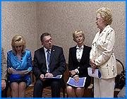 ></p><p class=c_tn>В центре здоровья школьников в г. Иваново прошла презентация так называемой Межведомственной системы оздоровления учащихся средних общеобразовательных учреждений. Система основана на использовании современных интернет-технологий и, как выяснилось, уже успешно применяется. Татьяне Яковлевой и Юрию Беленкову рассказали, что сегодня в проекте участвуют 7 сельских школ. Это учреждения в отдаленных районах губернии. Во всех школах компьютеры подключены к высокоскоростному интернету, установлены веб-камеры и звуковые системы. Это оснащение позволяет в режиме он-лайн связываться со специалистами центра здоровья школьников. В реальном времени проходят консультации с ивановскими медиками. «По этой связи задают вопросы медики в школах. То есть какие-то возникают вопросы по школьникам, по осмотру школьников, появляются какие-то заболевания, может быть подозрения на какие-то заболевания - они непосредственно связываются с нашим центром. То есть мы уже даем какие-то рекомендации», - пояснил инженер-программист Артём Коротков. Чтобы продемонстрировать систему в действии, гостям дают возможность пообщаться по интернету с так называемыми школьными командами. Это врач, психолог, родители, учителя, которые прошли обучение в центре. На связи сначала Парская, а потом Коляновская школы. В центре создана единая электронная база данных по психологическому и физическому состоянию школьников. Ее сформировали, опираясь на анкеты, которые были присланы из образовательных учреждений. Характеристику здоровью каждого ребенка дали медики и родители. После обработки этих данных обратно в школы были направлены рекомендации по физическим нагрузкам, оздоровлению и даже питанию для каждого ребенка. Кроме того детей осмотрели врачи из Иванова. «К нам выехала группа врачей из ОКБ и полностью весь состав учащихся школы, это 85 человек, были осмотрены высококвалифицированными специалистами. 18% учащихся получили направления на обследование в областные больницы. Часть из низ в течение учебного года прошли эти обследования», - заместитель директора Парской школы Л. Малкова. Пока проект только тестируется. Однако уже многие школы области изъявили желание в нем поучаствовать. Экспериментом остались довольны и гости. Они посулили ивановской медицине хорошие денежные вливания. В этом году в регионе должно поступить медицинское оборудование на 700 млн. рублей.</p><p class=c_av>Олеся Чирко</p>
	
		<div class=