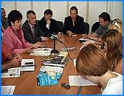 ></p><p class=c_tn>Об этом они сегодня заявили на пресс-конференции. Причина нешуточного беспокойства владельцев казино и залов игровых автоматов связана с недавно принятым областным законом, по которому с 1 июля на территории региона запрещены организация и проведение азартных игр. В следующий понедельник закон о запрете азартных игр на территории области вступит в силу. По словам участников пресс-конференции, закрытие клубов и казино повлечет за собой массу проблем. Без работы останутся около 1 500 человек. Кроме того, представители игорного бизнеса уверяют, что в нынешней ситуации при увольнении людей они как работодатели не смогут избежать нарушений трудового законодательства, по которому о массовом сокращении сотрудников необходимо оповестить за 3 месяца. «Поскольку бизнес закрывается полностью, мы не можем выплатить выходные пособия в полном объеме. Такая ситуация, которая сейчас складывается у нас с работниками, она безусловно может повлечь исковые заявления в суд», - директор областной Ассоциации игорного бизнеса Инесса Удалова. </p><p class=c_tn>Представители игорного бизнеса говорят, что действия региональных властей для них непонятны. Ведь ранее речь шла лишь о том, чтобы привести игровые заведения в соответствие с федеральным законодательством - сделать перепланировку, дооборудовать помещения. По требованиям закона, площадь казино не должна быть меньше 800 квадратных метров, количество столов - больше 10, автоматов в залах - не менее 50. На все это, сетуют бизнесмены, они потратили солидные средства. Теперь получается, что впустую. Даже если они прикроют свои заведения, им на смену придет теневой бизнес, а значит - бюджет области потеряет многомиллионные налоговые отчисления. Бороться за свое существование в игорной ассоциации настроены решительно. «Обязательно будем обжаловать. Будем бороться до последнего. Потому что я еще раз напоминаю, мы легальный бизнес, мы будем действовать в рамках закона. И действовали в рамках закона. Хотим отстоять свой бизнес и пойти на диалог с властями», - заявила начальник отдела маркетинга игорной компании Анна Трубецкая. Уже направлены письма губернатору и депутатам с просьбой дать отсрочку - до 1 января следующего года. Однако если диалог с властями наладить не удастся, владельцы и работники игорных заведений готовы провести митинги у зданий правительства и областной думы. В них планируют принять участие порядка 600 человек. </p><p class=c_av>Олеся Чирко</p>
	
		<div class=