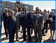 ></p><p class=c_tn>У плана застройки микрорайона «Суховка 2» есть реальные шансы войти в национальный проект и заинтересовать инвестора. Об этом сообщил заместитель руководителя рабочей группы по реализации нацпроекта «Доступное жилье - гражданам России» в Минрегионразвития Елена Батурина. Сегодня она с официальным визитом посетила Иваново. Руководитель одной из крупнейших строительных компаний и супруга мэра Москвы Юрия Лужкова сначала посетила стройплощадку микрорайона «Московский». Ей рассказали о том, что возведение многоэтажек идет полным ходом. В планах строительство 2 детских садов на 280 мест, поликлиника и даже ледовый дворец. Елена Батурина поинтересовалась, где будут учиться дети и хватит ли им мест в близлежащих школах. Губернатор Твановской области М. Мень заметил, что этот вопрос надо четко проработать. Следующим объектом стал пустырь, где планируется построить микрорайон «Суховка-2». В следующем месяце будет проведен аукцион на право аренды земельного участка. По проекту здесь должны вырасти 15 многоэтажек и вся сопутствующая инфраструктура. «Я думаю, на самом деле при таком достаточно выгодном расположении, и тем более, что интересно для инвестора - в дальнейшем продолжение этого проекта, оно там существует. Этот проект должен быть интересен. То есть нужно единственное что - более четко посмотреть всем исследованиям, насколько, каков должен быть объем производимых метров в год, чтобы просто не перекосить спрос и предложения», - сообщила президент ЗАО «Интеко» Елена Батурина.  </p><p class=c_tn>Тем временем строительство в Иванове набирает всё большие обороты. В прошлом году были сданы в эксплуатацию десятки тысяч квадратных метров жилой площади. Руководство города отмечает, что в этом году темпы нарастают. Примечательно, что возводится не только коммерческое жилье, но и муниципальное. В Иванове говорят о настоящем строительном буме. Возведение домов и административных зданий ведется в разных районах областного центра. В прошлом году только жилья было сдано в эксплуатацию больше 160 000 квадратных метров. Эта в 2 раза больше, чем в 2005 г. Сегодня, говорят в администрации города, набранные темпы сохраняются. Растет число подготовленных на аукцион земельных участков. «Если в том году мы говорили цифру 8 аукционов. И этим руководствовались. К нам приезжали из соседних регионов и говорили, как вы достигли таких темпов. На сегодняшний день мы говорим о цифре 20 аукционов под многоэтажное жилищное строительство, мы планируем сделать. И сформировать также участки порядка 65-68 аукционов под индивидуальное жилищное строительство», - прокомментировал ситуацию зам. главы г. Иваново К. Шаронов.</p><p class=c_tn>Наряду с коммерческим жильем, строится и муниципальное. Один из таких примеров - будущий 100 квартирный дом на ул. Собинова. Сейчас рабочие приступили к возведению 6 этажа. Здесь и этажом ниже будут располагаться двухуровневые квартиры по 5 - 7 комнат. Они специально рассчитаны на многодетные семьи. В многоэтажку переселят людей из ветхого жилья. Дом предполагается сдать в эксплуатацию во 2 квартале следующего года. «Планируется уже даже работа по отделке, электрике, установке пластиковых окон. С эти вопросом у нас немного задержалось. Поскольку согласовывали этот вопрос замены столярных изделий на пластик. Работы двигаются по графику, без отставаний», сообщил прораб компании - подрядчика Валерий Маморов. Как выяснилось, на строительстве этого дома городские власти останавливаться не намерены. По словам заместителя главы Иванова Константина Шаронова, в этом году планируется начать возведение еще 2 муниципальных многоэтажек в местечках Сортировка и Авдотьино, а это еще более 200 квартир.</p><p class=c_tn></p><p class=c_tn></p><p class=c_av>Олеся Чирко</p>
	
		<div class=