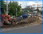 ></p><p class=c_tn>Дорогой на десятилетия по обещаниям чиновников должен стать проспект Фридриха Энгельса после завершения здесь капитального ремонта. Чуть больше месяца на проспекте идет демонтаж трамвайных путей и ремонт дорожного покрытия, но власти говорят о том, что на этом участке установлен своеобразный рекорд: дорогу ремонтируют не только быстро, но и качественно.</p><p class=c_tn>Ремонт дороги на проспекте Фридриха Энгельса особенно сильно на себе ощущают автолюбители. Пробки здесь стали обычным явлением. Главная причина дорожных неудобств в демонтаже трамвайных путей, который начался в конце мая. Но чиновники говорят, что пара месяцев мучений стоят того, чтобы потом ездить по гладкой дорожке. Вообще, проект капитального ремонта дороги на проспекте Фридриха Энгельса предмет особой гордости городских чиновников. По затратам он не уступает Лежневской, на ремонт трассы будет так же потрачено 43 миллиона рублей. Чтобы привести дорогу к европейским стандартам, было нанято 3 подрядчика, каждый из которых отвечает за определенный вид работ. Они не сомневаются в том, сколь долго новая магистраль послужит ивановцам.</p><p class=c_tn>На данном этапе идет фрезировка дорожного покрытия и укладка дорожного камня. При большом желании можно было уложиться к открытию кинофестиваля «Зеркало», но власти посчитали, что это не тот случай, где стоит торопиться.</p><p class=c_tn>По словам чиновников, ремонт будет завершен к 20 июля. За оставшееся время нужно будет отремонтировать 34 тысячи квадратных метров дороги, уложить более 4 километров бордюрного камня и установить 62 колодца. </p><p class=c_av>Наталья Мозилова</p>
	
		<div class=