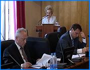 ></p><p class=c_tn>Начало отопительного сезона в муниципальных образованиях в следующем году может оказаться под угрозой срыва. Города и районы области останутся без региональных дотаций на тарифы ЖКХ. Об этом сообщили главы муниципальных образования на заседании правительства при обсуждении бюджета на следующий год. Как выяснилось, дефицит средств в региональной казне в 2008 г. приблизится к критической отметке. </p><p class=c_tn>Модное нынче у федеральных чиновников планирование бюджета на 3 года пока не прижилось в ивановском регионе. С доходами и расходами областной казны даже на следующий год, как выяснилось, еще не все ясно. На заседании стало очевидно, что бюджет 2008 будет социально ориентированным. Средства пойдут, прежде всего, на повышение зарплаты бюджетникам. Финансисты обратят внимание на здравоохранение, образование и даже учреждения культуры, которые в основном находятся в аварийном состоянии. «Планируется ввести в строй здание областной филармонии. Продолжается работа по укреплению материальной базы театров во Дворце искусств, которые не ремонтировались уже 20 лет», - сказала заместитель председателя правительства Ольга Хасбулатова</p><p class=c_tn>В вопросе о бюджетных доходах руководство области настроено оптимистично. Его ставка - на налоги с текстиля, машиностроения, стройиндустрии и акцизов на алкоголь. Чиновники обмолвились, что казна потеряет 40 миллионов рублей от закрытия игорных заведений. Впрочем потеря, по их мнению, не велика. Другое дело, что некоторые игровики до сих пор не закрыли свои залы и казино.</p><p class=c_tn>Главы муниципальных образований высказали мнение, что у регионального руководства нет оснований для оптимизма. Как выяснилось, социально ориентированный бюджет будет крайне дефицитным. Средств в казне будет даже меньше, чем в этом году. Города и районы области не получат дотаций на жилищно-коммунальную сферу. А это значит, отопительный сезон 2008 может оказаться на грани срыва. Дополнительный фактор финансового риска для муниципальных образований - новые способы исчисления налогов. </p><p class=c_tn>Бюджетные искривления весьма возмутили губернатора Михаила Меня. Он призвал финансистов лучше следить за налоговыми поступлениями. Губернатор на заседании поведал о неприятном для себя открытии. По его словам, на некоторых региональных предприятиях официальная зарплата, оказывается, чуть больше тысячи рублей. Глава правительства решил заняться этим вопросом лично, а заодно привлечь прокуратуру и ФСБ, чтобы они разобрались с недобросовестными работодателями. </p><p class=c_av>Мария Покровская</p>
	
		<div class=