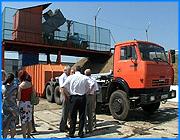 ></p><p class=c_tn>В следующем году в Иванове будет построен мусороперерабатывающий завод. О перспективах его возведения рассказал мэр Александр Фомин во время презентации новой станции по переработке мусора. По словам главы города, чиновники ивановской мэрии пока изучают варианты строительства нового предприятия. </p><p class=c_tn>Из контейнера твердые бытовые отходы, собранные на ивановских улицах, отправляются в прессовочную установку. В ней мусор значительно сокращается в объеме и попадает в бункер. По словам коммунальщиков, установка простая по своей конструкции, - настоящая находка для города. Среди главных ее достоинств - значительная экономия средств, до 4 тысяч рублей в день и увеличение объемов вывозимого мусора, на несколько сот тонн за сутки. Станция, обошедшаяся городу в 4 миллиона рублей, окупит себя за год. Правда обслуживать она будет пока Фрунзенский и Ленинский районы Иванова. </p><p class=c_tn>Руководство города говорит, что готово кардинально решить проблему с вывозом и переработкой ивановского мусора уже к следующему году. Расширение площадки в Залесье или даже возведение нового мусорного полигона - в перспективе. В самых ближайших планах приобретение еще одной мусороперерабатывающей станции и строительство мусороперерабатывающего завода. По словам мэра Александра Фомина, к выбору инвесторов, подрядчиков и строителей нового предприятия руководство города решило подойти скрупулезно. Главное, по мнению мэра, чтобы после возведения завода не иметь проблем с Ростехнадзором. «Мусороперерабатывающий завод мы планируем строить, но тема очень серьезная. Мы не хотим ошибиться в выборе партнера и технологии, поэтому вопрос изучали и тот первый вариант, который первоначально выбрали, по нему проводим ревизию. У нас есть и более серьезные предложения», - сказал Александр Фомин.</p><p class=c_tn>Мэр уверен, что кардинальный подход к мусорной проблеме скажется на тарифах на услуги ЖКХ. Он обещал, что вскоре за вывоз и переработку бытовых отходов ивановцы будут платить меньше. </p><p class=c_av>Мария Покровская</p>
	
		<div class=