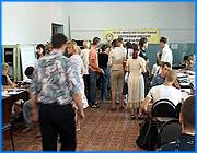 ></p><p class=c_tn>В ивановских вузах продолжается приём документов. Что интересно, в этом году количество отличников в общем потоке поступающих сократилось в разы. А проходной бал единого госэкзамена по математике для медалистов вырос. В приёмной комиссии энергоуниверситета побывала съёмочная группа телекомпании «Барс». </p><p class=c_tn>706 студентов на бюджетные места сможет принять в этом году энергоуниверситет. Таков заказ Министерства образования. Это на два первокурсника меньше, чем в прошлом. На этот раз абитуриенты здесь в большинстве своём иногородние. Дима Никитин из посёлка Красное Костромской области поначалу был в полной растерянности. Будущее сына выбрал папа. Работать тебе, Дима, на газотурбинных установках - сказал отец после продолжительной консультации с преподавателем электро-механического факультета. Сын отцу перечить не собирается. «Во-первых, это большой спрос после института будет, есть куда идти, не потеряешься, во-вторых, это интересно для меня, в-третьих, предприятия, на которых можно работать, близко к дому», - объясняет он. </p><p class=c_tn>Только папа не определился ещё, будет ли Дима учиться на военной кафедре. В этом году большие армейские начальники одумались и вновь её восстановили в ИГЭУ. Единственная проблема - с кафедры выходишь офицером и в армии служишь два года, тогда как рядовым солдатом - всего год. У Тани Винокуровой другие проблемы: очень хочется сидеть в кабинете, обеспечивать надёжность электро-технического оборудования. Девушка работать готова за идею, лишь бы профессия нравилась. </p><p class=c_tn>В этом году, говорят члены приёмной комиссии, наплыв абитуриентов такой же как в прошлом. Уже подано 800 документов, хотя лишь половина - оригинальных. Среди факультетов разброс небольшой. Как обычно, нет конкурса на платном обучении. Из 600 контрактных мест пока занято только 50. У платников привилегий уйма. Если результат ЕГЭ не устраивает, его не засчитают, пожалуйста, сдавайте математику в привычных условиях. Тогда как у бюджетников единый госэкзамен стал проблемой. В этом году проходной порог для медалистов увеличили на 2 балла, до 76. А по области результаты гораздо ниже, хотя и при среднем бале поступить в энерго реально. «Сейчас их интересует шансы поступить, то есть они волнуются по поводу своих экзаменов, своих баллов, но, как правило, у нас ребята, которые имеют оценочки близкие к 4, они все поступают в университет, хорошо учатся», - говорит председатель приёмной комиссии ИГЭУ Алексей Вихарев.</p><p class=c_tn>В энергоуниверситете самый большой конкурс на специальность энергообеспечение предприятий, маркетинг на факультете экономики меньше всего пользуется популярностью, и судя по всему, в этом году вряд ли что-то изменится. </p><p class=c_av>Ксения Доринова</p>
	
		<div class=