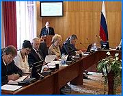 ></p><p class=c_tn>Перевозчики, которые управляют региональным транспортным рынком по собственным законам, похоже, набили оскомину не только ивановской мэрии, но и областным чиновникам. Магистрали, особенно в Иванове, давно переполнены газелями, ПАЗами и автобусами большой вместимости, но бизнес, связанный с перевозкой пассажиров, до сих пор остается привлекательным. По словам председателя областного комитета по транспорту и связи Сергея Хватова, причина очевидна - большой и быстрый доход, минимальные вложения и почти свободное вхождение на транспортный рынок. «Серьезной проблемой является то, что до настоящего времени не существует единого принципа допуска перевозчиков на рынок по предоставлению транспортных услуг населению. В больше степени этот процесс носит заявительный, т.е. стихийный характер», - отметил он. </p><p class=c_tn>Кодами доступа на региональный рынок пассажирских перевозок могут стать конкурсы, которые будут проводится на вновь открываемые межмуниципальные и пригородные маршруты. Победителям тендеров будут предоставлены графики и расписание движения их транспорта. По единодушному мнению чиновников и транспортников, положение о проведении тендеров носит «революционный характер». По крайней мере, перевозчики в других регионах к проведению подобных конкурсов относятся крайне негативно. Положение, правда, еще не принято и нуждается в доработке. «Есть небольшие замечания. Комиссия, которая определяет правила проведения конкурса, написала, что могут принимать участие представители муниципалитетов по территории, которой проходят эти маршруты. Я считаю, что они не могут, а обязаны принимать участие в работе комиссии», - подчеркнул мэр г. Иваново Александр Фомин.</p><p class=c_tn>Еще до рассмотрения положения транспортную проблему главы городов и районов пытались решить локально. Ивановская мэрия, например, закупила автобусы большой вместимости и заключила договоры с владельцами газелей. Сложность в том, что через Иваново ходят не только городские, но и пригородные маршрутки. По словам Александра Фомина, если положение не будет принято в ближайшее время, ивановские улицы ожидает еще больший транспортный сумбур. </p><p class=c_av>Мария Покровская</p>
	
		<div class=