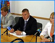 ></p><p class=c_tn>59-20-00. Руководство Иванова обещает, что по этому телефонному номеру теперь можно бесплатно получить подробную консультацию о предоставлении ипотечного кредита в городских банках. Консультанты готовы ответить на любые вопросы, связанные с жилищным кредитованием. Они расскажут о документах, необходимых для получения кредита, банковских требованиях, процентных ставках и субсидиях. Чиновники говорят, что создание «горячей линии» по вопросам ипотеки это еще один важный шаг в реализации национального проекта «Доступное жилье». Заместитель главы г. Иванова Константин Шаронов отметил: «Конкуренция есть в нашем городе среди банков, их условия меняются ежедневно. Мы получаем все новые и новые условия кредитов». </p><p class=c_tn>Идейные организаторы проекта - чиновники мэрии и сотрудники компании «Твой город» обещают, что телефонные консультанты будут беспристрастными. Они не станут рекламировать услуги определенного банка, в противном случае горячей линии грозит закрытие. У ивановца, обратившегося по телефону 59-20-00, сначала спросят, какими финансовыми ресурсами он обладает, и какое жилье собирается взять в ипотеку. Лишь затем консультанты расскажут обо всех ивановских банках, готовых предоставить ипотечный заем на заявленных условиях. Следующий этап реализации нац. проекта - создание в Иванове института ипотечных брокеров. Первые такие брокеры начнут работать в городе с сентября этого года. </p><p class=c_tn>«Социальный брокер - это будет то место, где граждане смогут получить консультацию уже от живого человека, задать ему необходимые вопросы и обрести полный комплекс услуг по улучшению своих жилищных условий», - пояснил начальник управления жилищной политики и ипотечного кредитования г. Иванова Андрей Чужбинкин.</p><p class=c_tn>Руководство города обещает, что очередей к социальным ипотечным брокерам не будет. Они смогут помочь всем желающим. </p><p class=c_av>Мария Покровская</p>
	
		<div class=