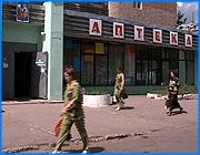 ></p><p class=c_tn>Сразу три мероприятия всероссийского масштаба в начале июля были посвящены теме ДЛО, или как теперь стали называть - ОНЛС - обеспечения необходимыми лекарственными средствами. Селекторное совещание Министра здравоохранения и соц.развития Михаила Зурабова, первый петербургский медико-фармацевтический форум и совещание федеральных поставщиков лекарств. По словам исполнительного директора территориального ФОМС по Ивановской области Юрия Тюрикова, Гос. Дума приняла закон, определяющий бюджет мед. страхования на следующий год. «Он предусматривает дополнительное финансирование в размере 15 миллиардов рублей по всем субъектам Федерации на лекарственное обеспечение этих категорий граждан. В том числе на Ивановскую область дополнительно во втором полугодии будет затрачено 103 миллиона рублей на льготные лекарства. С 1 января 2008 года федеральные структуры берут на свой уровень обслуживания более 7 назологических единиц заболеваний, это более 30 препаратов, как раз тот самый дорогостой, о котором мы говорили», - прокомментировал исполнительный директор Территориального ФОМС по Ивановской области Юрий Тюриков.</p><p class=c_tn>Он отметил так же, что сокращена торговая наценка в аптечных сетях на лекарства, положенные льготникам. Главным врачам лечебных учреждений предложено в ближайшее время составить дополнительные заявки на лекарства. В областном департаменте здравоохранения сообщили, что на начало этой недели в губернии не обслуженными остаются 9 тысяч 400 льготных рецептов. Для сравнения, в начале года эта цифра доходила до 20 тысяч. О том, что ситуация остается острой, свидетельствует тот факт, что граждане все чаще призывают на помощь прокурорских работников. Так, в Иванове с претензиями по льготному обеспечению с начала года в надзорные органы обратились 7 человек. Правда, уровень юридической культуры у ивановцев еще хромает - в том же Ярославле число таких обращений в 10 раз больше. </p><p class=c_av>Елена Бедяева</p>
	
		<div class=