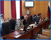 ></p><p class=c_tn>Еще на июньском заседании правительства чиновники пришли к выводу: без финансовых потоков со стороны полностью отремонтировать или достроить здания, находящиеся в областной собственности, почти невозможно. Инвесторы, кажется, готовы придти в регион. Некоторые уже предложили свои проекты по ремонту и достройке областных зданий. Одна из компаний собирается вложить средства в модернизацию ивановского госпиталя ветеранов войн. Другая выиграла конкурс на ремонт комбината детского питания в Иванове. Но после проведенного тендера вдруг обнаружилось, что порядок заключения инвестиционных контрактов не имеет хорошей законодательной базы. </p><p class=c_tn>«В ходе работы с указанным проектом мы столкнулись с проблемой недостаточности регламентации данных правоотношений, имея в виду особенность заключения инвестиционных контрактов в отношении областной собственности» - заявил Андрей Степанов начальник областного департамента управления имуществом.</p><p class=c_tn>Видимо, чтобы ускорить поток инвестиций, региональные чиновники разработали специальное положение. По их словам, в нем четко описан алгоритм действий при заключении инвестиционных контрактов. Положение одобрили в целом, но нашли ряд недоработок. Как выяснилось, в положении совсем забыты учреждения культуры. Их плачевное состояние, по сообщению председателя комитета по культуре Татьяны Котловой, еще раз продемонстрировал международный фестиваль «Зеркало». В кинотеатре «Современник» во время конкурсных показов текли крыши. Почти аварийное здание «Присутственных мест» в Плесе, которое посетили участники фестиваля, не гармонировало с церковью «Успения Богородицы», расположенной неподалеку. </p><p class=c_tn>Татьяна Котлова председатель областного комитета по культуре пожаловалась: </p><p class=c_tn>«Последние ремонтные работы предприняты в 2000 году. Система отопления, вентиляции, отсутствуют оконные рамы и целый ряд проблем, которые не позволяют это здание использовать». </p><p class=c_tn>Она подчеркнула, что в положении о заключении инвестиционных контрактов не включено понятие «реставрация» сооружений, находящихся в областной собственности. Однако учтены ли будут ее замечания чиновниками, на заседании так и осталось непонятным. </p><p class=c_av>Мария Покровская</p>
	
		<div class=