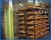 ></p><p class=c_tn>Стоимость зерна в России достигла своего пика. Но хлеб в Ивановском регионе и других субъектах федерации продолжит расти в цене. Такие прогнозы делают чиновники областного департамента сельского хозяйства и продовольствия. По их словам, сейчас хлеб подорожал в среднем на тридцать процентов. Насколько ЕЩЕ увеличится его цена - неизвестно. Многое решают федералы. Они определят, стоит ли вводить квоты на экспорт зерна и дотации на его закупку для российских хлебопеков, если урожай две тысячи семь окажется не таким, как хотелось бы. Областные чиновники заявляют, что в случае «хлебного» кризиса они знают, как действовать. Тем более опыт работы против резкого скачка хлебных цен уже накоплен. </p><p class=c_tn>«В 2003 и 2004 годах - была аналогичная ситуация. Даже более жесткая. Тогда по решению областной администрации была выделена определенная сумма. Хотя в этом году бюджет сформирован будет сложно к этому вопросу подойти. 35 миллионов рублей в ту пору дали хлебопекам в виде беспроцентной ссуды на возвратной основе», - рассказал зам. начальника департамента сельского хозяйства и продовольствия Ивановской области Александр Крестов. </p><p class=c_tn>Тон на региональном хлебном рынке задает г. Иваново. В областном центре сосредоточены крупнейшие предприятия по производству хлеба. Они поставляют свою продукцию по всему региону и даже за его пределы. Повлиять на их ценовую политику городским властям почти невозможно. Однако, по мнению региональных чиновников, у города есть рычаги для корректировки «хлебной цены». Но административные ресурсы пока не задействованы. </p><p class=c_tn>«У мэрии есть реальная возможность обратиться к предпринимателям, которые реализуют продукцию хлебопекарней с тем, чтобы определенным образом снивелировать торговую наценку, хотя бы временно» - высказал мнение Александр Крестов.  </p><p class=c_tn>Пока о введении хлебных карточек в регионе, как это хотят сделать в Санкт-Петербурге, речь не идет. Областные чиновники настроены оптимистично и хлебного ажиотажа не ожидают. </p><p class=c_av>Мария Покровская</p>									</div>
			</div>

			<div class=