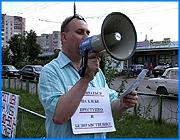 ></p><p class=c_tn>Черкашову почти не потребовался громкоговоритель. Ему даже не пришлось, как раньше, бесплатно раздавать собственные сборники стихов. На сигнальные слова «хлеб» и «цена» ивановцы среагировали мгновенно. Вокруг поэта собралась толпа городских жителей, жаждущих подписаться под обращением против скачка хлебных цен. Владимир Черкашов выглядел в глазах ивановцев героем. Пожилые женщины говорили ему «спасибо сынок», а мужчины пожимали поэту руку со словами «молодец, мужик». </p><p class=c_tn> «Мне давно хотелось пожать ему руку. Многие чиновники, вы меня простите, лижут себе одни места, а правду они боятся сказать. Они сидят на кухне, говорят между собой. Может быть я допускаю. И он единственный правду - матку режет в глаза. Молодец, мужик. Я пожал руку, и я рад, что пожал ему руку» - поделился житель Иваново Владимир Зарубин. </p><p class=c_tn>Скачок цен сам поэт, в частности, объясняет сговором между хлебными производителями, но не только. Подорожание хлеба, по его мнению, - это еще и маневр, используемый в политических целях. Логика поэта проста. Народный гнев по поводу хлеба скоро достигнет своего апогея. Тогда члены ведущих политических партий выступят с критикой федерального руководства. По мнению, Черкашова, они тем самым заработают себе дополнительные очки в преддверии выборов.  Эта спекуляция массовым сознанием приводит поэта в бешенство. </p><p class=c_tn> «Для россиян, хлеб - это святое понятие. В главной исусовой молитве, сказано: хлеб наш насущный дашь нам. А те предприниматели, которые организовали искусственный рост цен - являются преступниками» - объяснил В. Черкашов. </p><p class=c_tn>Акция длилась полчаса. За это время Черкашову удалось собрать свыше двухсот подписей под обращением к федеральным и областным властям. Поэт пообещал, что незамедлительно направит письма в администрацию президента и областное правительство. Он потребует от них введения фиксированной цены на хлеб. </p><p class=c_av>Мария Покровская</p>
	
		<div class=