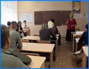></p><p class=c_tn>Директор шуйской школы № 10 Сергей Покурников утверждает, что образовательное учреждение готово к проверке госпожнадзора. Есть противопожарная сигнализация и система оповещения о возгорании. Сами пожарные во время визита в школу немного хмурятся. В образовательном учреждении, расположенном на окраине Шуи, не все гладко. Школьная котельная расположена в подвале, а это небезопасно. Придется возводить новую. Хорошо, по словам директора, что средствами на эти работы помогла Шуйская мэрия и областное правительство. Котельная будет построена уже к осени. К этому же сроку в школе поменяют кровлю. Директор говорит, что образовательное учреждение давно не помнит таких финансовых вливаний. Но выделенных областных и муниципальных миллионов хватит не на все. «Очень много планов больших. Одним годом даже и не сделаешь все. Хочется сделать кабинеты», - сказал Сергей Покурников.</p><p class=c_tn>В другой шуйской школе - № 7 - пожарных вместе с учителями посадили за парту. Областные чиновники сообщили им, что делают все возможное, чтобы подготовить образовательные учреждения к августовским проверкам госпожнадзора. В этом году из областной казны уже выделено 16 миллионов рублей на оснащение школ системами противопожарной сигнализации. Однако готовность образовательных учреждений в Савинском, Вичугском и Кинешемском районах вызывает у пожарных сомнения. В большинстве из них нет сигнализации. Чиновники сообщили, что это не вина областного руководства. Противопожарная безопасность школ и дошкольных учреждений не только забота региона, но и муниципалитетов. </p><p class=c_tn>Наталья Буракова зам. начальника областного департамента образования объяснила: «Мы, когда планировали субсидии, мы смотрели и потребность каждого района. Мы определили методом аудита, насколько готовы образовательные учреждения, и планировали участие самих муниципалитетов в реализации данной программы». </p><p class=c_tn>Пожарные во время инспекционной поездки признали, что региональные школы лучше подготовились к проверкам Госпожнадзора. Прошлогодней ситуации, когда в Приволжском районе не открылись несколько неоснащенных сигнализацией школ, вероятно, не повторится. </p><p class=c_av>Мария Покровская</p>
	
		<div class=