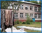 ></p><p class=c_tn>Возгорание произошло около часа ночи. Огнем уничтожен встроенный шкаф, пострадали окна, краска на стенах облупилась. Это то, что осталось от проводки и противопожарной системы оповещения. Закопченный ежик на стене, как немой свидетель произошедшего. Что послужило причиной пожара, пациенты, а их в палате было одиннадцать человек, рассказать не могут. Говорят медикам, что крепко спали. То, что в огне никто не пострадал, отмечают врачи, это во многом заслуга дежурившего в ночное время персонала. Как выяснилось, сигнализация сработала с опозданием. </p><p class=c_tn>Александр Павлюк зав. подростковым отделением областного наркодиспансера рассказал: </p><p class=c_tn>«Медсестра обнаружила пожар перед тем, как сработала сигнализация. Тут же пожар был локализован. Силами нашего медперсонала пожар был нейтрализован, потушен. И дети были эвакуированы медсестрой и санитаркой». Подростков разместили в резервных палатах. В этом помещении уже в ближайшие дни начнется восстановительная работа. Предварительная причина пожара, которую озвучивают сотрудники МЧС, - неосторожное обращение с огнем. Между тем у работников диспансера есть подозрение, что возгорание произошло не случайно. </p><p class=c_tn>«На лицо, конечно, прпеджварительное, так скажем, наше заключение, что был совершен поджег встроенного деревянного шкафа. Судя по тому, что 4 детей сбежало во время эвакуации, мы предполагаем, что они есть виновники этого поджога». – прокомментировал Сергей Филиппов главный врач областного наркодипансера. </p><p class=c_tn>Верны ли предположения медиков, установят правоохранительные органы. Сейчас милиция разыскивает беглецов. Это подростки от четырнадцати до семнадцати лет. Один из них уже был ранее судим. Медперсонал недоумевает, ведь учреждение не режимное. Решеток на окнах нет, колючей проволоки тоже. И подростки могли убежать и без лишнего изобретательства. </p><p class=c_av>Олеся Чирко</p>
	
		<div class=