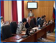 ></p><p class=c_tn>Председатель областного комитета по транспорту и связи Сергей Хватов почти полчаса рассказывает, зачем нужны новые правила пассажирских перевозок. Впрочем, и без его объяснений причины очевидны. Частных перевозчиков, особенно в Иванове - великое множество. Они ездят по региональным трассам без учета правил перевозок пассажиров, без определенного расписания и графика. </p><p class=c_tn>Сергей Хватов председатель областного комитета по транспорту и связи сказал: </p><p class=c_tn>«Если брать в качестве примера внутригородские перевозки, то на лицо быстрое распространение такси вплоть до переизбытка маршрутных предложений. Сейчас в областном центре маршруты проложены везде, где можно проехать». </p><p class=c_tn>Новые правила предусматривают организацию тендеров на вновь открываемые маршруты. После торгов выигравшая сторона получает маршрутную карту с четкой схемой и графиком следования транспортного средства. За перевозчиком устанавливается строгий контроль. Его деятельность и финансовую документацию могут проверить в любое время. По мнению руководства области, новые правила смогут ужесточить контроль за перевозчиками. Сами владельцы пассажирского транспорта на заседании назвали правительственные начинания «революционными». Но сразу же оговорились, что новые правила не панацея от бюрократического произвола. Перевозчики уверены, что во время проведения тендеров приоритет будет отдан крупным автотранспортным предприятиям, находящимся частично в государственной собственности. Они полагают, что рядовой владелец транспортного средства не сможет полностью следовать новым правилам. </p><p class=c_tn>«Там 11 пунктов, который должен представить перевозчик и в которых закопается любой чиновник, принимая эти документы. Что касается состава конкурсной комиссии, то там нет ни одного представителя общественной организации, который был бы свидетелем объективности и честности принятых решений» - объяснил Михаил Дрюпин исполнительный директор «Областного союза перевозчиков». Впрочем, к мнению перевозчиков на заседании не прислушались. Новые правила будут приняты. Такова политическая воля регионального руководства. </p><p class=c_av>Мария Покровская</p>
	
		<div class=