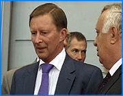 ></p><p class=c_tn>Ради первого вице-премьера России Сергея Иванова в одном из цехов ИЗТС к каждой единице оборудования прикрепили таблички: наименование, масса и заказчик изделия. Всегда улыбающийся федеральный чиновник добросовестно все осмотрел, вплоть до деревянных подставок для цветочных горшков, сделанных здесь же, на станкостроительном заводе, и сделал вывод: предприятие сохранило себя и даже развивается, но его производство - это каменный век. В другом, механосборочном цехе Сергея Иванова поджидали руководители российских станкостроительных заводов и рабочие ИЗТС, пришедшие посмотреть на живого вице- премьера. Перед третьим человеком в государстве станкостроители расхваливали себя как могли. Саморекламе не мешал даже мелкий дождь, капавший с высокого потолка. Руководство ИЗТС тоже старалось не упасть в грязь лицом. Вице-премьеру демонстрировали чудеса ивановской станкостроительной отрасли - металлообрабатывающие центры. Генеральный директор завода Владимир Бажанов не упоминал об очевидных заводских проблемах, а старался говорить о последних достижениях. Еще до начала совещания в кулуарах станкостроители говорили о корпорации и частно-государственном партнерстве. Но вице- премьер во время обсуждения проблем станкостроения сразу дал понять, что федералы не склонны создавать гос. корпорации с участием частного капитала. Суть преобразований в станкостроении - до две тысячи одиннадцатого года объединить все российские конструкторские бюро в одно целое. </p><p class=c_tn>«На базе этого мы создадим инжиниринговый центр, который будет разрабатывать научно-техническую политику в отрасли. А так же будет заниматься проведением научно-исследовательских и опытных конструкторских работ, т.е. задавать общую планку стандарта качества и технического уровня». – рассказал первый вице-премьер России Сергей Иванов. </p><p class=c_tn>После выступления Сергея Иванова станкостроители пытались гнуть свою линию. Они говорили, что создание частно-государственного станкостроительного холдинга, в который должен войти и ивановский завод, спасет отечественную отрасль от зарубежных конкурентов. </p><p class=c_tn>Георгий Самодуров президент ассоциации «Станкоинструмент» заявил: </p><p class=c_tn>«Мы убеждены в том, что объединение наших усилий поможет нам. Объединение приведет к появлению на рынке финансового игрока и может решить многие проблемы». </p><p class=c_tn>Вице-премьер ничего не сказал об участии государства в деятельности холдинга, который хотят создавать станкостроители. Он внимательно выслушал доклады о блеске и нищете отечественного станкостроения. Затем резюмировал, что итоги выездного совещания станут рабочим материалом для разработки стратегии развития отрасли на период до две тысячи пятнадцатого года. </p><p class=c_av>Мария Покровская</p>
	
		<div class=