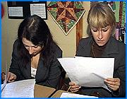 ></p><p class=c_tn>Около двадцати девушек, выпускницы Ивановского государственного и Шуйского педагогического университетов, пришли в пятницу в центр трудоустройства «Ресурс», чтобы найти работу. Получить диплом, говорят девушки, оказалось совсем легко, а вот найти место, где можно было бы применить свои знания на практике - теперь кажется почти нереальным. </p><p class=c_tn>Анастасия Заботлина выпускница филфака ИвГУ поделилась: </p><p class=c_tn>«Все началось 20 июня, когда нам выдали диплом. Почти на следующий день я начала ходить по фирмам, просматривать газеты, просматривать объявления в интернете, и в итоге все время говорят: «Приходите на собеседование, после собеседования мы вам позвоним. И в итоге, все же берут, возможно, кого-то из своих».  Выпускницы рассказывают, что в этом году даже школы, куда их целенаправленно готовили пять лет отказываются от их услуг. На эту встречу пришли только два работодателя - заведующие ивановских детских садов. Ни для кого не секрет, что в детских дошкольных учреждениях самая большая текучка кадров, самая низкая зарплата и немалая ответственность. По словам Нины Степановны Прозоровой, которая сама проработала в детском саду тридцать лет и дослужилась до заместителя заведующей, даже ее зарплата составляет всего три тысячи двести рублей. И все-таки она рискнула поведать потенциальным воспитателям о прелестях этого ремесла. «Воспитатель, конечно, работа очень интересная, несмотря на то, что зарплата у нас низкая, конечно. Ну, работать у нас остаются, конечно, старожилы. Действительно, люди творческие и те, кто хочет работать с детьми». - поведала зам. заведующей ДДУ №170, г. Иваново Нина Прозорова. </p><p class=c_tn>Молодой специалист, ставший воспитателем, будет получать тысячу восемьсот рублей, плюс тридцать пять процентов от зарплаты в качестве подъемных в течение полугода. Однако ничто не смогло повлиять на решение выпускниц - ни одна из пришедших свою профессиональную судьбу с детским садом связать не решилась. </p><p class=c_tn>«В детском саду вот они сказали, платят - тысячу рублей. Но это очень мало. Ездить придется на транспорте, ну, это всю зарплату истратишь на проезд». – сказала выпускница биологического факультета ИвГУ Юлия Супрунова.   </p><p class=c_tn>Девушки ищут работу, детские сады ищут воспитателей, и вопреки желанию работников службы занятости, помочь всем у них получается не всегда. </p><p class=c_av>Наталья Мозилова</p>
	
		<div class=