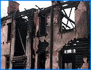 ></p><p class=c_tn>Пожар на улице Рабфаковской случился пятого марта этого года. Главной и основной версией стал поджог, что затем и подтвердилось в результате продолжительных экспертиз. Виновники пожара не найдены, между тем, чей-то злой умысел стоил жизни шести ивановцам, в том числе четырехгодовалому ребенку. Еще пятнадцать человек осталось без крыши над головой. Их временно заселили в гостиницу «Центральную» и дали единовременное пособие в размере десяти тысяч рублей. В очереди за жилплощадью погорельцы потеснили ивановцев из других ветхих домов. Кроме того, что у людей сгорело имущество, у части из них были уничтожены документы, поэтому переселение в новое жилье оказалось связано с оформлением огромного множества бумаг. Сегодня в здании мэрии двум погорельцам из дома тридцать восемь вручили долгожданные ордера. Три семьи получили квартиры еще на прошлой неделе. В числе счастливчиков люди, которые поторопились с оформлением документов, и те, у которых сгоревшие квартиры были в собственности. Городские чиновники утверждают, что и об остальных погорельцах тоже позаботились. </p><p class=c_tn>«Однозначно можно сказать, что всем погорельцам сейчас есть где жить, а... Многие уже занимаются процедурой сбора документов. Пять семей уже получили жилье, если это собственность, то это маневренный фонд, если это было муниципальное жилье, то они получат жилье по муниципальному найму». – рассказал начальник управления жилищной политики и ипотечного кредитования г. Иваново Андрей Чужбинкин </p><p class=c_tn>Сегодня свой угол получил и Андрей Устинов. В том страшном пожаре он потерял восьмидесятилетнего отца. Жилье было приватизировано, поэтому Андрей Ильич оказался в списке очередников одним из первых. По его словам, никаких проблем с оформлением документов не возникло, а квартиры можно было даже выбирать. Его новая квартира находится на Палехской. Две комнаты, ванная и туалет, ремонт уже сделан силами местного ЖРЭУ, а из окна виден строящийся храм на площади Победы. Коммунальщики говорят, что все переселенцы, смотревшие эту квартиру, отказывались от нее, - дом старой постройки, да и планировка не идеальна, - а вот Андрей Ильич согласился сразу: «Она мне сразу понравилась эта квартира. Как только первый раз посмотрел, это было месяц назад, оценил, мне очень понравилась. Ну, конечно, можно тут еще немножко сделать по-своему, что-то внести свое, ну, а остальное, как говорили, все хорошо». </p><p class=c_tn>Сейчас в гостинице «Центральной» продолжает находиться еще один погорелец с Рабфаковской. Ему тоже дали квартиру, но она требует серьезного ремонта. Мужчине недавно сделали операцию на глаза, поэтому свое новоселье он отложил до первого августа. </p><p class=c_av>Наталья Мозилова</p>
	
		<div class=
