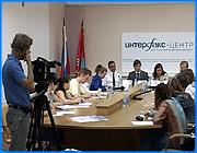 ></p><p class=c_tn>«Открытое небо», по заверениям организаторов, обещает быть более масштабным, чем в прошлые годы. Кроме катания на воздушных шарах, выставки военной техники и показательных выступлений десантников праздничную программу дополнит мотофристайл, военный парад с участием призывников и мастер-класс по силовому экстриму. </p><p class=c_tn> «Есть ивановский спортсмен, который входит в команду России и выступает на чемпионатах мира - Михаил Сидорычев. Вот Михаил Сидорычев на территории аэродрома установит свой очередной рекорд. Он будет транспортировать только своей физической силой самолет АН-26», – рассказал общественный советник председателя областного правительства Роман Ефремов.</p><p class=c_tn>Организаторы уверены, что «Открытое небо», заявленное как военно-патриотический праздник, не превратится в «пивной» фестиваль. Правда продажа слабоалкогольных напитков на территории аэродрома не запрещена и количество кафе, где можно выпить и закусить, увеличится вдвое. Организаторы надеются не на сознательность ивановцев, а на хорошую охрану. Праздник будут охранять свыше 400 сотрудников УВД. На пресс-конференции организаторы рассказали, что за месторасположение детей во время «Открытого неба» можно не беспокоиться. Никто не потеряется. «Будет оборудован специальный пункт поиска детей. Увеличится количество рамок, металлоискателей, которые будут задействованы. Количество ограждений, которые будут перекрывать зоны для доступа гостей на празднике», – продолжил Роман Ефремов.  </p><p class=c_tn>По мнению организаторов, небесная канцелярия 5 августа вряд ли будет капризничать. По крайней мере, разгонять облака над аэродромом никто не собирается. Это не включено в шестимиллионную смету праздника. Но даже если будет дождь, Леонид Агутин и группа «Токио» не отменят праздничных концертов на аэродроме. По словам организаторов, исполнители дали «железное обещание» выступить перед ивановцами при любой погоде. </p><p class=c_av>Мария Покровская</p>
	
		<div class=