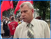 ></p><p class=c_tn>Митинг сразу же пошел не по сценарию коммунистов. Они не ожидали, что областные чиновники захотят вести с ними переговоры по поводу резкого подорожания хлеба в регионе. Однако начальник департамента экономического развития и торговли Владимир Соков не отказался вести диалог. Он заверил коммунистов, что хлебные цены больше не будут повышаться. Владимир Соков объяснил, почему у производителей хлеба - разные цены. Это зависит от запасов муки и масштабов производства. По его словам, влиять на хлебные цены областное правительство не может. Однако, не смотря на это, руководство региона провело расширенное совещание с хлебными производителями и представителями торговых организаций. Чиновники порекомендовали им снизить до минимума торговые надбавки на хлеб. </p><p class=c_tn>начальник областного департамента экономического развития и торговли Владимир Соков рассказал: </p><p class=c_tn>«Торговцы -  т. к. закупают у производителя. Поэтому они были вынуждены повысить и цены на хлеб. Но о чем мы с ними договорились о том, что торговые надбавки они резко повышать не будут. Некоторые торговые организации вышли без торговых надбавок. «Риат». «Зебра». </p><p class=c_tn>Коммунисты в ответ рассказали Владимиру Сокову, что хлеб для них главный продукт, а скачок цен резко ударил по их кошелькам. Они признались, что сильно возмущены и хотят, чтобы чиновники областного правительства передали их негодование президенту страны. К руководству региона у них, похоже, претензий нет. </p><p class=c_tn> «Я на местное правительство в основном не обижаюсь. Это все не от него зависит, а зависит от верховной власти» - объяснила участница митинга Мая Волкова. </p><p class=c_tn>Владимир Соков заверил, что доведет негодование ивановских коммунистов до федеральных руководителей. Напоследок он сообщил, что областное правительство регулярно проводит мониторинг хлебных цен. Его результаты скоро будут известны жителям области. Они будут знать, где можно подешевле приобрести хлеб. </p><p class=c_av>Мария Покровская</p>
	
		<div class=