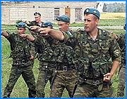 ></p><p class=c_tn>На аэродроме Северный уже чувствуется приближение праздника. Двое военнослужащих натягивают маскировочную сеть вокруг полевой кухни, где всех желающих будут кормить гречневой кашей. Бойцы разбили палатку и живут здесь вторые сутки - военный объект охраняют. Но стоило мимо пролететь вертолёту и сетку вместе со столбами повалило на землю. Издержки в срочном порядке устранили. Сегодня подъехали камазы с трибунами. Триста сидений со стадиона Локомотив, их военным дали в пользование за спасибо. Здесь будут восседать ветераны и служащие войсковых частей во время официальной части. Трибуны на неровной поверхности покачиваются, но организаторы утверждают, что никто не упадёт - только бы не сломали, всё-таки под честное слово сиденья взяли. Прибыла и сцена для вип-персон, та, что обычно стоит на Кокуе. А вот для выступления Леонида Агутина сцену привезут из Москвы и установят рядом. Уже в пути сто пятьдесят столичных биотуалетов. Начальник управления по молодёжной политике департамента общественных связей Ивановской области Владимир Дубов рассказал: «Подготовка площадок к празднику проходит в плановом режиме, практически все службы выполняют свои обязанности в установленном порядке.  К девятнадцати часам завтрашнего дня практически все площадки будут готовы». </p><p class=c_tn>Часть предстоящего шоу ляжет на плечи местных десантников. Уже третью неделю бойцы разведроты девяносто восьмой дивизии репетируют показательные выступления. Сюжет режиссёра подполковника Волгина незамысловат. Группа десантников дислоцируется из машин и огнём прикрывает выход основной силы. Потом так называемая коробка в парах демонстрирует приёмы боя. </p><p class=c_tn> «Я думаю, что мы достойно выступим, готовились всё-таки и всё пройдёт хорошо» - выразил надежду рядовой ВДВ Павел Бесчётнов. </p><p class=c_tn>По доброй традиции Открытого неба бойцы будут разбивать горящий шифер в прыжке, бутылки об головы и кирпичи. Этот страшный ритуал десантники искренне считают своим долгом перед Родиной. </p><p class=c_tn>«Хотим показать народу, что ВДВ - это сила и что есть ещё такие парни на земле, способные защитить нашу родину». – поделился младший сержант Дмитрий Керопян. </p><p class=c_tn>Кстати, в этом году местный десант решил усложнить показательную программу. В планах - прокалывание щёк спицами и поедание электрических лампочек. Правда, высшее командование считает такие подвиги негуманными по отношению к зрителю и совсем не праздничными. </p><p class=c_av>Ксения Доринова</p>
	
		<div class=