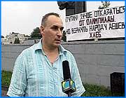 ></p><p class=c_tn>Россия должна отказаться от проведения олимпиады в Сочи. Так считает известный в народе поэт - бунтарь Владимир Черкашов. Он предлагает властям средства,  выделенные на олимпиаду, использовать для решения социальных проблем. Дождь и отсутствие большого количества людей на улице не заставили Владимира Черкашова отказаться от своих планов. Необходимые инструменты - гвозди и молоток - с собой. Монтаж конструкции производится прямо на месте. Установить большой транспорант одному непросто, но это - издержки одиночного пикета. По словам самого поэта, в администрации на массовые мероприятия ему традиционно разрешения не дают. Владимир Черкашов без устали объясняет свою позицию каждому заинтересовавшемуся, благо, таких нашлось немного. </p><p class=c_tn>Поэт - бунтарь рассказывает, что основную часть его аудитории составляют пожилые люди. </p><p class=c_tn>В результаты голосования Владимир Черкашов не верит, говорит, вряд ли мы могли выиграть у Южной Кореи. Россию считает недостойной проведения олимпиады. Среди причин называет и низкий уровень жизни, и высокий процент коррупции. Говорит, гордился бы своей страной, если с завтрашнего дня пенсионеры станут получать по пятнадцать - двадцать тысяч ежемесячно. А пока его мечты остаются утопией, утверждает, что зрелища без хлеба - деньги на ветер. </p><p class=c_tn>«Очень стыдно за державу. Вот есть прекрасная русская поговорка: Хлеб всему голова. А правительство Фрадкова пытается эту голову напрочь отрубить. Госчиновники твердят, что проведение олимпиады - это престижно. Но я почему-то не испытываю особой гордости от того, что олимпиада будет проводиться в Сочи», - считает поэт-бунтарь.</p><p class=c_tn>Владимир Черкашов на этот раз не скандирует,  говорит, слишком высоко замахнулся, могут забрать. С каждым пойманным прохожим говорит один на один. Некоторые из них вступают в дискуссию, считают, что увеселения и насыщение приятнее совмещать. Владимир Черкашов считает дождь хорошей приметой: может быть, не заберут. Говорит, и завтра тут постоит, выступать в  жанре одиночного пикета не привыкать. А до этого успеет письмо на почту занести, для Владимира Путина. </p><p class=c_tn></p><p class=c_av>Светлана Бабаева</p>
	
		<div class=