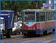 ></p><p class=c_tn>Пикет в защиту трамвая прошел сегодня, 21 августа у стен ивановской мэрии. Главные доводы в защиту, прозвучавшие из уст коммунистов - экономичность, экологичность и вместимость этого вида транспорта. Никто собравшихся на пикет,  голову на рельсы класть не собирался, да и лозунги не скандировал: левые понимают, что их голос ничего уже не решит. Тем не менее, собравшиеся выразили свой протест, обратив плакаты к окнам ивановской мэрии. Доводов в защиту трамвая несколько. «Трамвай - это транспорт очень вместимый. Один трамвайный вагон способен вместить в себя 211 человек. Его не способны заменить ни автобусом, ни троллейбусом. Например, к Рабочему поселку трамвай второго маршрута ходит всегда полный. Я сам учусь в строительном университете и как никто другой знаю транспортную проблему в этом районе», - приводит аргументы один из пикетчиков. К ветеранам коммунистического движения присоединяется и молодежь. Некоторые, приехали издалека. Юрий Ромашевский, прибыл из Омска, чтобы выступить в  защиту ивановского трамвая . Причину  приезда объясняет просто «Я смотрю, что Иваново идет по стопам Архангельска. Там тоже в начале считали, что нужно закрыть трамвай, заменить его троллейбусом. Сейчас там закрыты и трамвай, и троллейбус, и городские автобусы. Остались только маршрутные такси. Сейчас в городе пробки и большие проблемы с транспортом».</p><p class=c_tn>Особого внимания со стороны общественности к пикетчикам не наблюдалось. Лишь несколько прохожих обратили  внимание на транспаранты. Некоторые из них тоже не согласны с транспортной политикой мэрии, но по личным причинам. Например такие: «Дочка работает на трамвае. Осталось семь месяцев доработать, а не удается. Потому что снимут трамвай, и у ее пропадет весь льготный стаж. Это личная моя причина».</p><p class=c_tn>Малочисленность пикета ивановские коммунисты объясняют по-своему. Они заявляют, что их сила не в количестве, а в правде. Тем более, они уверены, что с ними солидарна добрая половина Иванова. Под конец пикета к левым подходит  поэт и бунтарь Владимир Черкашев. Он тоже некогда защищал трамвай, и даже яростнее, чем коммунисты. Но,  похоже, что уже ничто не остановит уход трамвая из истории Иванова. </p><p class=c_av>Наталья Мозилова</p>
	
		<div class=