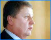 ></p><p class=c_tn>Скандал в региональном отделении ЛДПР стал поводом к разговору о новом политическом явлении. Роспуск местного координационного совета, назначение на место координатора депутата Госдумы Сергея Сироткина, оказывается, следствие так называемого политического рейдерства. Политологическую подоплеку под предвыборный скандал Сергей Сироткин подвел  на пресс-конференции 5 августа.  История началась с недавнего заявления в прокуратуру  руководителя депутатской группы ЛДПР в облдуме Андрея Мухопада. В документе Мухопад просил проверить финансовую деятельность координатора регионального отделения Владимира Нетесова. Она стала вызывать у однопартийцев подозрения на сумму примерно в 300 тысяч рублей. Последовала серия публикаций по этому поводу, здесь и письма в Москву, самому Владимиру Вольфовичу с просьбами разобраться и приструнить Сироткина, помощников которого Нетесов является. Якобы была предпринята попытка исключить из партии Мухопада. Сам депутат связывает это с формированием партийного списка. </p><p class=c_tn>«Для чего это делает Сироткин, понятно всем. Он очень боится, что место в списке вместо него займу я. Хотя я ответственно заявляю, что я никогда не рвался в список. Я занимаю достаточно высокую должность в Ивановской области, и мне этого хватает. Я считаю, что  пользы партии принести на том посту больше», - считает Андрей Мухопад.  </p><p class=c_tn>Сергей Сироткин для ответного слова собрал пресс-конференцию. К его чести, нападок на Мухопада не прозвучало. У истоков скандала, по версии Сироткина, стояла некая третья сила: страшные политические рейдеры, которые хотят достичь каких-то не очень внятных целей. </p><p class=c_tn>«Тут масса вариантов. Мы будем разбираться с этим. Масса вариантов. Это можно, например, направить против другой политической силы,  которая нам на данный момент не нужна и нам не мешает депутат», - говорит Сергей Сироткин.</p><p class=c_tn>Называть имена рейдеров до итогов разбирательства Сироткин не стал. Но из непрозрачных намеков вырисовывались фигуры руководства областной думы. В любом случае из центрального аппарата прибудет компетентная и нелицеприятная комиссия, которая расставит точки над i в этом рейдерском акте. В прокурорском деле Нетесова, который, кстати, присутствовал на пресс-конференции, поставит точку надзорный орган. А до тех пор, сказал Сергей Сироткин, нет иного властителя над умами ивановских ЛДПРовцев, нежели Жириновский. </p><p class=c_tn></p><p class=c_av>Сергей Хохлов</p>
	
		<div class=