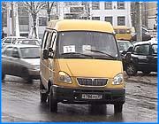 ></p><p class=c_tn>Ивановские перевозчики с 20 сентября, возможно, перестанут возить льготников. </p><p class=c_tn>Обещанная компенсация долга предпринимателям из региональной казны оттягивается на неопределённый срок. По мнению депутатов областной Думы, расходы по этой статье нереальны -   монетизация льгот на транспорте превратилась в разбазаривание бюджетных денег. </p><p class=c_tn> Эксперимент с льготными талонами в Иванове был воспринят перевозчиками как должное. Выполнение закона в прошлом году федералы начали было исправно финансировать. Однако, с апреля текущего денежка из центра капать перестала. Четыре месяца маршрутчики копили талоны, подсчитывали убытки и жили ожиданиями, когда вопрос с обналичиванием наконец-то решится. В конце августа терпение лопнуло. Маршрутчики открыто объявили, что с 15 сентября льготники не смогут воспользоваться талонами на проезд. В ответ последовали обещания, что задолженность с апреля по август им вот-вот погасят из регионального бюджета, с расчётом, что федеральная казна потом компенсирует расходы. Правда, когда поступят средства, из центра даже не загадывали. Чиновники посчитали и на заседании депутатов областной думы вынесли: бюджету придётся незапланированно разориться на 75 миллионов рублей. Думцам эти  цифры показались взятыми с потолка. Якобы ошибочные расчёты даже называли чьим-то злым умыслом. Депутаты сочли, что решить вопрос будет возможно, только когда наступит полная финансовая прозрачность в транспортных льготах. И в октябре обещали вернуться к проблеме. Такие заявления у перевозчиков вызвали шок.  У них на руках скопились уже десятки тысяч необналиченных талонов.  И бизнесмены вновь поставили ультиматум: теперь в качестве даты, когда талоны у льготников принимать перестанут, называют 20 сентября. Об этом шёл разговор на экстренном собрании актива союза перевозчиков в минувшую субботу, 8 сентября. По словам исполнительного директора областного союза перевозчиков Михаила Дрюпина, продолжать подчиняться федеральному закону становится абсурдным: маршрутчикам в такой ситуации выгоднее заплатить штраф за невыполнение указа губернатора, чем ждать разорения, конец цитаты. Так что пока федеральный центр и регионы разбираются с финансами, талонная система в Иванове может приказать долго жить. </p><p class=c_tn></p><p class=c_av>Ксения Доринова</p>
	
		<div class=