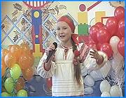 ></p><p class=c_tn>Международный детско-юношеский фестиваль национального спорта и искусства проходит в лагере «Строитель». Такое масштабное мероприятие Иваново принимает у себя уже второй раз. Представительное жюри выявляет лучших среди 400 подростков из стран СНГ.  Соревновательный момент, утверждают организаторы, служит исключительно укреплению добрососедства. Почти полтысячи гостей из Украины, Армении, Узбекистана и других стран и республик уже второй день организованно отдыхают в лагере. Руководство строителя подгадало между  сменами, и рядовых отдыхающих на момент фестиваля здесь не было. Просто в прошлом году накладочка вышла. В праздник с символичным названием «Во имя укрепления мира и дружбы России», друзей-иностранцев некуда было поселить. </p><p class=c_tn>Подростки соревнуются в борьбе, играют в футбол, поют и танцуют. </p><p class=c_tn>Хит русского народного творчества – «Калинка» - в современной аранжировке от ивановских девочек из студии «Грация» сразил всех членов многонационального жюри: высшие 10 баллов и золотая медаль. Во всех творческих номинациях главное продемонстрировать своеобразие своей культуры. У русских это получается как нельзя лучше.</p><p class=c_tn>Голос совсем юной Кристины Земцовой из Тамбовской области стал на празднике символом национальной песни. Певческие традиции нашей страны, похоже, в Кристине заложены откуда-то свыше. «Я не могу это объяснить. У нас даже говорят, что все переходят на народные песни с эстрады, всем это начало нравится очень», - делится она впечатлениями от фестиваля. </p><p class=c_tn>Народный артист чеченской республики Али Димаев, впитавший русскую культуру, обмолвился, что Кристине место в консерватории в Грозном. А сама чеченская знаменитость в Строителе нашла отдохновение для своей творческой души: «Я впервые вашем чудесном крае, и поражаюсь насколько здесь красиво, и что-то общего, воздух чистый, как у нас в Чечне, у нас в горах очень чистый воздух и оказывается. На равнине также бывает чистый воздух, а ещё когда такие чистые люди, красивые, которые 3 дня были здесь, меня окружают».</p><p class=c_tn>Певцы и танцоры идут на обед, а фестиваль дружбы народов продолжается в спортивном зале. Настоящие лидеры  борьбы на поясах сегодня карачаево-черкесы и чуваши. Но ивановцы в грязь лицом не ударили и тоже взяли несколько медалей. Схватив друг друга за пояса, борцы долго топчутся на месте. Парадоксально, но так на ковре ведут себя только лузеры и только мастера. Правда, у последних это получается зрелищнее. Атмосфера среди борцов мало сказать дружеская. </p><p class=c_tn>«Когда ребята выходят на ковёр, один русский, а другой мальчик с Кавказа, они не видят перед собой жёсткости противника. Состязательно завоёвывают первое место и с улыбкой на лице, обнимаясь, вот это самое лучшее достижение этого фестиваля», - считает заместитель председателя ассамблеи народов России Николай Бухонин.</p><p class=c_tn>Организаторы в один голос заявляют - национальности надо объединять вне политики. А так как культура и спорт не сплачивает ничто. </p><p class=c_tn></p><p class=c_tn></p><p class=c_tn></p><p class=c_av>Ксения Доринова</p>
	
		<div class=