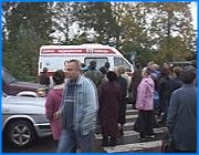 ></p><p class=c_tn>Перекрыть дорогу, чтобы на ней навели порядок - так решили поступить жители села Ново-Талицы Ивановского района. 17 сентября там прошел митинг, главным требованием которого было обустроить трассы, на которых участились аварии с участием пешеходов. В ходе митинга селяне перекрыли дорогу Иваново - Ярославль. Поводом к митингу послужили два последних случая, когда в ДТП погибли две молодые девушки. </p><p class=c_tn>Чудеса с ново-талицкими дорогами начинаются уже на въезде в село. Поворот в сторону совхоза Тепличный по правилам делать запрещено. Двойная сплошная линия на повороте почему-то не прерывается.</p><p class=c_tn>Но такой дорожный казус может обеспокоить только водителей. Жителей села, которые как минимум дважды в день переходят дорогу, волнует другое - то, что их жизнь на этой дороге подвергается опасности.  В правоте селянам отказать трудно. Притормаживать перед пешеходным переходом здесь не принято. Освещения в Ново-Талицах просто нет. Но и к скромности пешеходов тоже можно предъявить претензии. </p><p class=c_tn>В противостоянии автомобиля и человека победитель всегда один - машина. Татьяна Елховская три года назад таким образом потеряла дочь, которая пыталась перейти здесь дорогу. </p><p class=c_tn>Жители села требуют вырубить деревья, мешающие обзору, наладить освещение и поставить светофоры. Но разговор с руководством сельской администрации оказался не очень конструктивным. Дорога эта областного значения, средств в сельской казне маловато. </p><p class=c_tn>«Есть огромное желание отрегулировать этот вопрос. Но без помощи района и области мы здесь не обойдемся», - говорит глава с. Ново-Талицы Сергей Сенин</p><p class=c_tn>Те, кто стоял в отдалении и ничего из разговора не слышал, перешли к более решительным действиям. Перекрыли трассу и делали исключения только для машин экстренных служб. Ни уговоры, ни угрозы водителям ничего не дали. По словам селян, дорогу перекрыли, чтобы к разговору подключилось ГИБДД. ГАИ, по мнению жителей Ново-Талиц, могло бы активнее регулировать движение на всем протяжении населенного пункта. Для разговора к селянам прибыл заместитель начальника областного УВД Николай Бизяев. Он согласен с мнением митингующих относительно водительской дисциплины: «Многие водители забывают, что они становятся также пешеходами и очень часто не соблюдают ПДД. Несоблюдение ПДД повлекло 2 трагедии за последние 2 дня». </p><p class=c_tn>По словам Николая Бизяева, дорога на этом участке действительно нуждается в обустройстве, и в бижайшее время будет поднят вопрос об установке здесь светофорных объектов.  </p><p class=c_tn></p><p class=c_tn></p><p class=c_av>Сергей Хохлов</p>
	
		<div class=