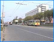 ></p><p class=c_tn>В Иванове начал работу съезд Союза городов Центра и Северо-запада России. Делегаты собрались, чтобы обсудить ряд важных вопросов жизнедеятельности муниципальных образований. Среди наиболее актуальных - состояние и перспективы строительства и ремонта муниципальных дорог, охрана материнства и детства, вопросы международного сотрудничества. </p><p class=c_tn>Иваново стало символическим центром муниципальной жизни Центрального и Северо-Западного регионов страны. Мэры почти 20 городов от Калининграда и Архангельска до Нарьян Мара и Воронежа собрались, чтобы обсудить насущные проблемы в социально-экономической сфере и обменяться опытом их решения. Как отметил в приветственном слове председатель Ивановской областной думы Андрей Назаров, положительный эффект от таких съездов очевиден: не надо выдумывать велосипед в одиночку, лучше спросить у соседей, как они справились с трудностями. </p><p class=c_tn>Наиболее значимым в повестке дня Съезда стал дорожный вопрос. Качество муниципальных дорог непосредственно влияет на быт каждого городского жителя. По данным статистики, в среднем на каждого жителя городов, входящих в Союз муниципалитетов Центра и Северо-запада России, приходится 16 квадратных метров улично-дорожной сети, но соответствуют нормам эксплуатации всего 25% или 4 квадратных метра. Много это или мало - может сказать любой, окинув взглядом комнату в собственной квартире. Иваново в негласном рейтинге городов по качеству дорог на втором месте, что уже достижение. Например, в  Великом Устюге - на родине деда Мороза - в срочном капитальном ремонте нуждается 90% дорожного покрытия, даже во Владимире более половины транспортных магистралей с трудом можно назвать дорогами, а у нас таких всего 17%. Как отметили участники съезда, федеральная финансовая помощь, оказанная в 2007 году, дала мощный импульс к исправлению ситуации, позволив в три раза увеличить объемы ремонта и строительства дорог. Для большего эффекта, участники съезда решили выйти на правительство Российской Федерации с инициативой создания специального органа, который курировал бы муниципальные автодороги. Кроме этого, решено разработать поправки в нормативно-правовую базу, регулирующую эту отрасль городского хозяйства.</p><p class=c_av>Дмитрий Войнов</p>
	
		<div class=