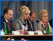 ></p><p class=c_tn>Первый Всероссийский съезд работников муниципального здравоохранения начался сегодня в Ивановской области. Такое мероприятие проходит впервые в истории здравоохранения России. Первый день был посвящен докладам о состоянии и проблемах здравоохранения. После этого медики отправились осматривать местные учреждения здравоохранения: роддом в местечке Бухарово и офис врача общей практики в поселке Озерное. Общее мнение участников съезда: отрасль поднимается, но проблем еще очень много. Зал местного музыкального театра редко видит такое число зрителей. В Иваново приехала почти тысяча работников муниципального здравоохранения из  80-ти регионов страны. О масштабах говорят и временные рамки. Одни только приветственные речи заняли 40 минут. 15 минут проходило награждение лучших муниципальных медиков страны. Кстати, врачи и медсестры Ивановской области в списке награжденных упоминалась чаще других. Вообще, по словам организаторов и участников съезда, медицина в текстильном крае - на приличном уровне. </p><p class=c_tn>«Очень много сделано, очень много запланировано для реорганизации. И на наш взгляд, это очень серьезный рывок», - считает зам. министра здравоохранения Руслан Хальфин.</p><p class=c_tn>«С учетом того, что мы показываем свои муниципальные объекты здравоохранения, такие, как тот же роддом в Бухарово, кардиологический центр. Это говорит о том, что Иваново и Ивановская область становятся центром медицинской науки», - подчеркнул глава г. Иваново Александр Фомин.</p><p class=c_tn>Но во многих докладах и приветствиях звучали тревожные нотки. Леонид Рошаль, живая легенда российской педиатрии, который не боится ни террористов, ни чиновников, прямо обвинил в медицинских бедах действующую власть. «Здесь в зале сидят люди, которые визировали 95-й, 122, 131 законы, которые угробили муниципальное здравоохранение, лишив его специализированной помощи. К сожалению, у нас в стране никто ни за что не отвечает», - заявил он.</p><p class=c_tn>В кулуарах можно было услышать и более резкие суждения. Так, один из медиков Воронежа заметил, что нацпроект «Здоровье» всего лишь извлек медицину из ректального положения. Причем официальные лица с таким мнением согласны.  </p><p class=c_tn>«Абсолютно правильно они сказали. Поэтому идеи этого съезда: действительно, привлечь внимание. Еще не все сделано, еще впереди очень много работы, в том числе законодательной», - говорит депутат Государственной думы Татьяна Яковлева.</p><p class=c_tn>«У нас пока достаточно низкий уровень бюджетообеспеченности, - отметил губернатор Ивановской области Михаил Мень, - но мы понимаем, что здравоохранение - это та сфера, через которую проходят абсолютно все граждане нашего региона».  </p><p class=c_tn>Как раз на съезде и звучали предложения о том, какую именно работу нужно проделать для подъема этой сферы. Например, создать четкую программу повышения квалификации медиков, решить проблему выплаты повышенных отпускных, создать палаты интенсивной терапии в каждой клиническом отделении.  Но реализация этих и других предложений будет зависеть, в первую очередь от раскладок федерального бюджета. Пока рост медицинской составляющей в грядущем трехлетнем плане – 5-7%. </p><p class=c_tn></p><p class=c_tn></p><p class=c_av>Сергей Хохлов</p>
	
		<div class=