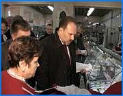 ></p><p class=c_tn>Губернатор Михаил Мень в связи с высокими темпами роста цен на продукты питания в розничных магазинах региона сегодня, 10 октября, провел рабочую поездку по магазинам города Иванова. Глава региона на месте ознакомился с ценовой политикой ряда торговых точек областного центра на основные продукты питания.</p><p class=c_tn>По его словам, несмотря на то, что резкое повышение цен за последний месяц произошло во всех регионах России,  в Ивановской области на рост цен повлияли и местные факторы. По данным областного Департамента экономического развития и торговли, наиболее высокий процент надбавки на продукты выявлен в магазинах сети «Торговая лига».</p><p class=c_tn>Во время рабочей поездки губернатор Михаил Мень посетил магазин «Купец» на ул.Палехской и «Торговую лигу» на ул.Красных зорь города Иванова. Выявлено, что в магазине «Купец» сумма наценки составляет 10%, в «Торговой лиге» - 20%, что, по словам главы региона, недопустимо. К примеру, цена 1 литра молока «Российского - 3,2%» в пакетах в магазине «Купец» составляет 16 рублей 70 копеек, в «Торговой лиге» 20 рублей 60 копеек. Цена разливного подсолнечного масла за 1 кг в «Купце» - 43 рубля 70 копеек, в «Торговой лиге» - 49 рублей 80 копеек. Подобная разница цен заметна и на других основных продуктах питания. </p><p class=c_tn>Комментируя итоги рабочей поездки, губернатор заметил, что подобная ценовая политика магазинов продуктов питания отчасти связана с тем, что в регионе и в областном центре, в частности, нет здоровой и необходимой конкуренции. «Жители за последние дни почувствовали стремительный рост цен на основные продукты питания, и это связано не только с общефедеральными проблемами, но и с нашими областными – недостатком крупных торговых сетей», - заявил Михаил Мень. </p><p class=c_tn>Он пояснил, что приход торговых сетей позволит стабилизировать ситуацию на рынке продуктов питания в Ивановской области. При этом глава региона заметил, что органами исполнительной власти в рамках своих полномочий необходимо более пристально следить за соблюдением равных условий конкуренции в сфере торговли, и в особенности это касается Управления Федеральной антимонопольной службы по Ивановской области. </p><p class=c_tn>Отметим, что накануне поездки губернатор Михаил Мень провел  экстренное совещание, на котором было принято решение создать рабочую группу по контролю за ценообразованием на продовольственные товары. Ее возглавил заместитель руководителя аппарата правительства Ивановской области по правовым вопросам и вопросам безопасности Николай Изюмцев. </p><p class=c_tn></p><p class=c_tn><b>Пресс-центр правительства Ивановской области</b></p>
	
		<div class=