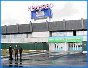 ></p><p class=c_tn>Регулярные рейсы из аэропорта «Южный» начнутся уже в ноябре. Принимать воздушные судна он готов уже сейчас. До сих пор началу полетов мешали длительный процесс оформления всевозможных документов. Уже закончен ремонт малого авиа-зала, реконструирована взлётно-посадочная полоса. 9 октября ивановский аэропорт оценил экипаж прибывшего из Москвы самолёта. На нём прилетели участники Всероссийского съезда работников муниципального здравоохранения. Аэропорт «Южный», судя по замыслу инициаторов реконструкции, обещает стать из самых современных и комфортабельных в России. Делегация врачей - его первые пассажиры. Рейс Москва-Иваново-Москва был техническим, и он показал готовность аэрослужб. По словам руководства аэропорта, экипаж лестно отозвался о «Южном». Минимум, необходимый для перелётов и приема гостей, у аэропорта есть. Современный интроскоп контроля багажа и металлоискатель. Во вторник пассажиров встречали и провожали агенты в униформах, о времени полёта информировало голосовое табло. Здесь будет комфортабельный аэровокзальный комплекс нового типа, на 800 пассажиров. Судя по темпам работы уже совсем скоро. Готовая взлётно-посадочная полоса не уступает столичным и европейским. Приземлиться на неё не смогут только, пожалуй, «Боинги-747». Пока полоса принимает самолёты лишь в светлое время суток и при хорошей погоде. Причина - недостаточная укомплектованность радиотехническим средствами. Полностью оборудование поступит в течение трёх месяцев. Сейчас рабочие заканчивают укладку перрона для стоянки воздушных судов. Кстати, все работы осуществляются за счёт московского правительства. У него 80% акций нашего аэропорта. В Москве намерены начать регулярную деятельность уже в ноябре. Даже есть график перелётов. Ежедневно до столицы, и раз в неделю на Санкт-Петербург. О других грядущих перспективах руководство «Южного» говорит пока с осторожностью. </p><p class=c_tn>«В результате реконструкции это будет достаточно современный аэропорт, он будет позволять обслуживать рейсы буквально на всех типах воздушных судов пока мне не хотелось бы озвучивать какие-то даты, но предположительно, очень надеемся, что к весне-лету следующего года всё-таки ситуация прояснится», - говорит директор производственно-коммерческого комплекса аэропорта Иваново-Южный Ольга Кондратенко.</p><p class=c_tn>У «Южного» нет своего самолётного парка, и этот парк пока не планируется. В этом отличие нашего аэропорта от так называемых эксплуатантов, которые имеют воздушные суда и лётные отряды. Но обслуживать рейсы, в том числе и международные, обещает руководство, «Южный» будет на должном уровне. </p><p class=c_tn></p><p class=c_tn></p><p class=c_tn></p><p class=c_av>Ксения Доринова</p>
	
		<div class=
