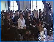 ></p><p class=c_tn>Члены первого  молодежного правительства Ивановской области должны заниматься, прежде всего, проблемой формирования текстильного кластера. Им предоставят для этого всю необходимую документацию. Об этом сообщил губернатор Михаил Мень на встрече с кандидатами 14 сентября. Он рассказал, что все предложения членов молодежного правительства будут обсуждать на заседаниях главного исполнительного органа региона. Губернатор сразу же признался, что региональному правительству иногда  не хватает идей. По словам Михаила Меня, взгляд областного  руководства при большом объеме работы «замыливается», поэтому решаются некоторые проблемы  долго и с трудом.  Поэтому, по мнению губернатора,  столь важно формирование нового молодежного правительства. Для области это хороший кадровый резерв и источник новых идей.</p><p class=c_tn>«В обозримом будущем произойдет тот момент, когда мне, членам правительства, Александру Германовичу, другим главам муниципальных образований придется область передавать вам, вашему поколению. И мы максимально хотим сделать все, чтобы передать вам область в лучшем состоянии, чем она досталась нам», - говорит  губернатор Михаил Мень.</p><p class=c_tn>Претенденты в состав молодежного правительства буквально засыпали губернатора вопросами. Кто- то из зала спросил Михаила Меня не собирается ли он менять губернаторское кресло на депутатское после декабрьских выборов в Госдуму. Руководитель региона ответил категоричным «нет». По его словам, он решил возглавить региональный список Единой России, потому что работать можно эффективно только в тандеме с этой партией. Молодых людей так же интересовало, какой проблемой  в первую очередь им придется заниматься. Губернатор ответил, что главное - это формирование текстильного кластера. Он рассказал, что членам молодежного правительства придется работать с документами по этому вопросу: «До конца года победители конкурсов  должны предоставить свое видение развития этой отрасли на территории региона в частности и на территории страны в целом».</p><p class=c_tn>Сейчас конкурс в молодежное правительство -  7 человек на место. Претендентам вскоре  предстоит пройти собеседование, после которого их останется втрое меньше. </p><p class=c_av>Мария Покровская</p>
	
		<div class=