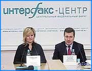 ></p><p class=c_tn>Рост цен на продукты питания остается одной из самых обсуждаемых тем не только в среде рядовых покупателей. Власти всех уровней имеют свое видение проблемы. Сегодня, 15 октября на пресс-конференции пути  по выходу из ценового кризиса предложили заместители председателя областной думы Елена Пожигайло и Валерий Васильев. Заместители спикера постоянно подчеркивали: если мы будем говорить, что знаем некие готовые рецепты, то это будет лукавство. Тем не менее, некое общее видение ситуации и выходов из нее у депутатов есть. И некоторые шаги уже сделаны. Члены фракции Единой России в конце прошлой недели встретились с профсоюзным активом Ивановской области. По итогам встречи было принято обращение к губернатору. Один из главных пунктов говорит о том, что рост цен негативно влияет на социальную обстановку в регионе.  </p><p class=c_tn>«В текущем году по инициативе депутатов фракцией ЕР принят ряд законов, направленных на поддержку наименее социально защищенных слоев населения нашей области. Рост цен на продукты питания может существенно снизить эффективность их реализации», - считает 1-й заместитель председателя областной думы Валерий Васильев.</p><p class=c_tn>Попросту говоря, инфляция сводит на нет все последние прибавки пенсионерам и бюджетникам. Депутаты рассказывают не только о ситуации, но и о ее причинах. В основном причины эти федерального и даже мирового уровня. Но и в области есть на что обратить внимание. И вполне очевидны локальные способы борьбы с ростом цен на продукты. Прежде всего, это насыщение рынка товарами местных производителей. Чтобы им стало выгодно продавать  свою продукцию здесь, считают депутаты, нужно поднять вывозные пошлины. Но в целом необходимо развивать собственное сельское хозяйство, чтобы перестать зависеть от импорта. </p><p class=c_tn>«Кроме того, что есть национальный проект, есть еще полномочия субъекта, подчеркнула  заместитель председателя областной думы Елена  Пожигайло, - Кто нам мешает самим поддерживать нашего сельхозпроизводителя в рамках области?» </p><p class=c_tn>Ближайшим выводом из нагрянувшего кризиса, похоже, станет рост поддержки местного АПК. Есть предложение увеличить долю бюджета на эти цели с 1,5 % до 5%. Кроме того, депутаты во многом рассчитывают, что выправить ситуацию поможет сотрудничество с исполнительной властью. </p><p class=c_tn></p><p class=c_av>Сергей Хохлов</p>
	
		<div class=