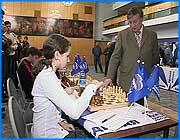 ></p><p class=c_tn>19 октября экс-чемпион мира по шахматам Анатолий Карпов дал сеанс одновременной игры ивановским шахматистам. За три часа гроссмейстер выиграл 17 партий  и одну завершил в ничью. С 10-летней девочкой. Анатолий Карпов умышленно не ставил мат противникам слишком быстро. Он дал ивановцам время насладиться игрой. 18 ивановских шахматистов погрузились в мир игры на три часа. По шахматным меркам это совсем немного. Просто у гроссмейстера на вечер другие планы. В соперники великому аналитику дали шахматистов не выше первого разряда. Анатолий Карпов белыми восемнадцать раз сходил на Е четыре. Владимир Михалёв изучил все знаменитые карповские комбинации. И на первых порах всё вроде шло неплохо, но через полчаса стало понятно, на чью сторону склонилась чаша весов. </p><p class=c_tn>«Просто моя позиция была тяжёлой и Анатолий Евгеньевич не форсировал события, а просто уверено усиливал свою позицию постепенно. И здесь можно было ещё играть,  но я уже вижу, что исход борьбы на стороне белых, поэтому я вовремя сдался», - делится впечатлением от игры  Владимир Михалёв.</p><p class=c_tn>Карповские комбинации разгадывали сообща. Хотя понять механизм его решений не просто. Шахматисты говорят, что такого волнения перед игрой ещё не испытывали. Рассчитывать на победу не приходилось. Какие сицилианские или староиндийские защиты не предлагали ивановцы великому практику, все катилось к поражениям. Эти схемы уже лет сорок в одной из самых умных голов планеты. Хотя аналитик не позволил себе ни грамма высокомерия. </p><p class=c_tn>«Я даю поиграть, я мог бы быстрее сыграть, но надо же людям получить удовольствие от игры», - говорит экс-чемпион мира.</p><p class=c_tn>А маленькой Любе великий Карпов предложил сначала центральный гамбит, а потом ничью. Девочка, подумав по-шахматному, согласилась. На память гроссмейстер оставил автограф и слишком важные не то что для карьеры, но и в жизни – слова: Люба, ты играла хорошо. </p><p class=c_tn>«Гроссмейстер разыграл острый вариант, где Люба попала в затруднительное положение, где с честью выкрутилась, делая правильные ходы, сравняла почти позицию, и гроссмейстер её похвалил, предложил ничью. Она согласилась и правильно сделала», -= прокомментировал игру подопечной учитель Анатолий Голубев.</p><p class=c_tn>Понимая, кто с той стороны шахматного столика ивановцы старались дело не затягивать. Анатолий Карпов молча и грамотно наносил матовые удары. Хоть это и не борьба за чемпионство, признался мастер, сил на партии потрачено много: «Физически сложно походить 2 часа, а сейчас уже больше длится сеанс, кстати говоря, если бы не было партии, то ходить 2 часа тяжелее, часть энергии уходит в голову, и не так ощущаешь физическую нагрузку, а она достаточно приличная». </p><p class=c_tn>Визит в Иваново - деловой. Прославленный спортсмен занимается также общественной деятельностью и политикой. Хотя шахматную карьеру Карпов не закончил. Скоро в Испании он выступит на турнире чемпионов мира. </p><p class=c_tn></p><p class=c_tn></p><p class=c_av>Ксения Доринова</p>
	
		<div class=