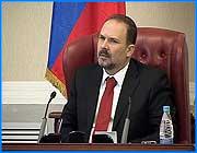 ></p><p class=c_tn>Проект строительства полигона твердых бытовых отходов вызвал споры членов совета по размещению производительных сил и инвестиций при губернаторе Ивановской области. Главный вопрос, который возник у руководства области - где он будет располагаться. Однако совместными усилиями членам совета удалось достичь компромисса. Большинство из заявленных инвестиционных проектов еще на стадии переговоров получили широкую огласку и теперь нуждались в формальном одобрении совета. Практически все бизнес-планы были заранее согласованы с контролирующими органами и имели собственное финансовое обеспечение. А потому ни у кого из присутствовавших не поднялась рука наложить вето скажем на проект строительства свинокомплекса в Гаврилово-Посадском районе или перенос за черту Иванова мощностей конфетной фабрики Красная заря. В этих случаях больше интересовались тем, когда первый бекон или конфета с вновь открытых производств, появятся на столах ивановцев.</p><p class=c_tn>«А когда первую конфету съедим?», - поинтересовался Михаил Мень. «В сентябре 2008 года», - отрапортовали инвесторы.</p><p class=c_tn>Споры вызвал лишь проект строительства полигона по захоронению твердых отходов и мусоросортировочного комплекса. Где его собираются строить и для кого? Если в Иванове, то почему об этом ничего не знает мэр города? Если в другом месте, то насколько это необходимо? Мнения разделились. Губернатор попытался расставить нужные акценты:  «Вот я полтора года я вас все слушаю, слушаю, а у нас область зарастает грязью. И я жду когда инвестор уже придет и когда начнете где то делать в этом плане. Если вы заранее претендуете на объемы города, то вы должны в первую очередь прийти тогда в город. Если вы принимаете то предложение, которое мы говорили у меня в кабинете, то пожалуйста делайте общеобластной полигон, для нас главное чтобы был построен мусоросортировочный комплекс».</p><p class=c_tn>В результате решили строить общеобластной полигон, способный обслуживать Шую, Кохму и частично Иваново. Следует заметить, что подобных полигонов и мусоросортировочных комплексов планируется построить несколько. </p><p class=c_tn></p><p class=c_av>Дмитрий Войнов</p>
	
		<div class=