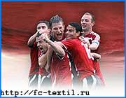 ></p><p class=c_tn>Закончился чемпионат России по футболу в первом дивизионе. Для безнадёжного аутсайдера «Текстильщика» 42-ой тур не имел уже никакого турнирного значения, хотя матч ивановской команды с «Металлургом-Кузбассом» таил интригу. Решалась судьба пятого неудачника в первенстве. В итоге «Текстильщик» своим поражением дал возможность новокузнецкому клубу играть в следующем сезоне в первой лиге. Больше всего на финише чемпионата не повезло «Авангарду» из Курска. В решающем матче клуб проиграл «СКА-Ростову» со счётом 2:3. «Терек» и «Шинник» вышли в премьер-лигу. Напомним, в прошлом году ярославский клуб с позором вылетел из элиты российского футбола. Курский «Авангард», который три года играл в первом дивизионе, следующий сезон проведет во втором. «Текстильщик» с 38-ю очками занял 20 место. 20-е место «Текстильщика» в чемпионате России - вполне закономерный итог работы клуба в этом году. Принято считать, что в первом дивизионе если не всё, то очень многое решают деньги. А итоговый результат, по сути, -  зеркало клубных бюджетов. Региональная казна для своей команды выделила 25 миллионов рублей - по сути, 1/6 часть суммы, необходимой, чтобы сводить концы с концами. Спонсоров не нашлось. Олигархи в провинциальный футбол вкладываться не собирались. А в Иванове, видно, масштабы бизнеса не те. Но в начале сезона об этом руководство клуба то ли не думало, то ли просто вслух не говорило. Только спортивную составляющую в футболе никто не отменял. Старт чемпионата наши футболисты откровенно провалили. За первых 13 матчей команда набрала 7 очков. К концу первого круга «Текстильщик» начал играть и выбрался из подвала турнирной таблицы. Но во второй половине первенства дал о себе знать худой бюджет. Измученная безденежьем команда начала сорить очками. Всем, кроме, пожалуй, болельщиков стало откровенно не до футбола. </p><p class=c_tn> «Я вообще не ожидал от этого года , что всё так сложится , по всем направлениям команда показывала неплохой результат, неплохую игру, вы видели, поэтому и всё вдруг так лопнуло из-за того, сто те же футболисты , были задержки - устраивали забастовки, выйдем - не выёдем, это тоже неправильно, есть же честь, достоинство», говорил в интервью журналистам тренер ФК Текстильщик Анатолий Давыдов</p><p class=c_tn>в октябре 2007.</p><p class=c_tn>Были у «Текстильщика» и честь и достоинство. В прошлом сезоне. Анатолий Давыдов разогнал команду, которая только за счёт игровой дисциплины и самоотдачи футболистов вывела клуб в первый дивизион. В подборе исполнителей прошлый «Текстильщик», наверное, уступал нынешнему. Тем не менее, за игру своего детища Давыдов даже счёл нужным  извиниться. «Я в первую очередь извиняюсь перед болельщиками. Команду просто не узнать, слухов много ходит, знаю. После таких игр надо заканчивать играть в футбол и  тренировать», - говорил он.</p><p class=c_tn>Ушёл Давыдов из «Текстильщика» за несколько туров до конца чемпионата. Как показывает практика, смена тренера встряхивает команду. Но футболисты были уже не в состоянии выбраться из ямы без Давыдова, в которую  вместе с ним и угодили. «Всё-таки квалифицированного тренера мы нашли, а вот проблему менеджмента мы так и не решили. Сейчас важно остаться в большом футболе, сохранить статус профессионального клуба. Первый дивизион такого подхода не прощает, когда ищутся средства на каждый матч», - считает председатель областного комитета по спорту Сергей Кукаев.</p><p class=c_tn>В кулуарах ходят разговоры, что на клубе висит долг в 70 миллионов рублей. Так что любительский футбол для Текстильщика теперь, похоже, самое вероятное будущее. </p><p class=c_tn></p><p class=c_av>Ксения Доринова</p>
	
		<div class=