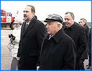 ></p><p class=c_tn>Мэр столицы Юрий Лужков  прибыл сегодня в Ивановскую область с официальным визитом. Он приехал проверить, как в регионе идет реализация проектов, осуществляемых совместно с московским правительством. Среди них - реконструкция аэропорта Иваново- Южный, строительство  в Иванове микрорайона Московский и возведение в Гаврилово-Посадском районе свиноводческого комплекса. Самолет с московской делегацией приземлился в аэропорту Иваново- Южный  утром. Как выяснилось, визит Юрия Лужкова стал первым официальным рейсом  Иваново- Москва, а столичный  мэр - первым пассажиром. </p><p class=c_tn>На макете Лужкову продемонстрировали, как может выглядеть ивановский гражданский аэропорт к 2012 году. Видно, что уже построено -  модульная котельная, помещение для службы безопасности и то, что здесь будет, если найдутся 12 миллиардов рублей на полную реконструкцию. У здания ежатся от холода чиновники, журналисты и представители столичной компании Московские авиационные услуги, которая недавно присоединилась к Золотому кольцу в деле возрождения Иваново- Южный. Все ждут большого гостя, который , как планировалось,  должен приземлиться   в ивановском  аэропорту на самолете ТУ- 134.  Того самого,  который принял решение выделить  4 миллиарда рублей из столичного бюджета на реконструкцию Иваново- Южный. Немного замерзший губернатор Михаил Мень объясняет, почему в аэропорту  до сих пор не дан старт регулярным  рейсам, хотя конечными датами ранее назывались сентябрь, а потом октябрь этого года.</p><p class=c_tn>Лужков предпочел прилететь не на ТУ- 134, а на более компактном ЯК - 42. Авиалайнер после  удачного приземления изящно огибает другой ЯК, стоящий в аэропорту, - на нем ранее доставили строителей. Новая взлетно-посадочная полоса за последнее  время не раз принимала воздушные суда. Но все это, оказывается, были технические полеты. Визит Лужкова обозначен как  первый официальный рейс Москва- Иваново, а столичный мэр - как первый пассажир.</p><p class=c_tn>Лужков делится впечатлениями с Менем. Говорит, что  оценил качество новой взлетно-посадочной полосы и дает добро на дальнейшую рекострукцию аэропорта. Но о сроках завершения этих работ ничего не говорится. По крайней мере, в окружении журналистов. Все подробности о будущем аэропорта чиновники предпочитают обсудить на закрытом заседании без фотоаппаратов и телекамер. </p><p class=c_tn>Первый визит столичного мэра – в Гаврилово-Посадский район. Юрий Лужков заложил первый камень под строительство свинокомплекса в деревне Ганшино, который по замыслу инвесторов должен стать крупнейшим в Европе. Стоимость проекта, который будет реализован в регионе в ближайшие два года - 2 миллиарда 600 миллионов рублей. Инвестор - российская компания, владеющая маркой и предприятием Микоян. Будущей зимой будут собраны все металлоконструкции для комплекса, а его строительство начнется в марте-апреле 2008 года. По словам инвесторов,  свинокомплекс обеспечит рабочими местами свыше 300 человек.</p><p class=c_tn>Следующее мероприятие в плотном графике визита - участие  в закладке еще одного камня. В микрорайоне Московский в Иванове положено начало возведению детского сада на 120 мест с бассейном. Это первое дошкольное учреждение из двух намеченных  в строящемся микрорайоне. Ивановский губернатор Михаил Мень подчеркнул, что социальная составляющая остается на лидирующих позициях при строительстве. </p><p class=c_tn>В строительстве без политики, видимо, никуда. Задолго до приезда высоких хозяев и высоких гостей на стройке разминались молодогвардейцы с флагами. Репетировали свои речевки. Особенно обращала на себя внимание кричалка с текстом Лужков - лучший мэр. Журналисты строили догадки по поводу целей молодой гвардии. Самая вероятная - что молодежь собиралась агитировать за Единую Россию ивановского губернатора, московского и ивановского глав - единороссов до мозга костей. Лучший мэр сразу по прибытии на площадку начал интересоваться у строителей ходом работ. Но долгой беседы не получилось.  </p><p class=c_tn>Закладке предшествовали торжественные речи, в которых без политики вновь не обошлось. Московский мэр воздал должное президенту, единой России и кооперации Москвы с регионами. По словам Лужкова, микрорайон Московский, скорее всего, не последний пример такой кооперации.  </p><p class=c_tn>«Это будет только первый шаг. Мы потом посмотрим, как складывается здесь ситуация по востребованности жилья. Но, самое главное, здесь формируется собственный потенциал Ивановской области, строительного комплекса», - отметил Юрий Лужков. </p><p class=c_tn>Ивановский губернатор подчеркнул, что детский сад, который начнут возводить в микрорайоне Московский  - неотъемлемая часть социальной направленности в строительной политике. </p><p class=c_tn>В ходе закладки первого бетонного блока высшие лица вмуровали послание потомкам с данными о строителях и стройке. В движениях Юрия Лужкова видны профессиональные навыки каменщика. Сами профессионалы проявили к церемонии нешуточный интерес. Строителям предстоит сдать в микрорайоне 170 тысяч квадратных метров жилья. Плюс вся социальная инфраструктура.  Аналитики говорят, что прибавка в квадратных метрах, в конце концов, должна повлиять и на цену этого самого метра. Ведь пока новая квартира доступна только верхушке среднего класса. А прослойка эта в Иванове пока не слишком толстая. </p><p class=c_tn></p><p class=c_tn><i>Мария Покровская</p><p class=c_tn>Сергей Хохлов</i></p>
	
		<div class=